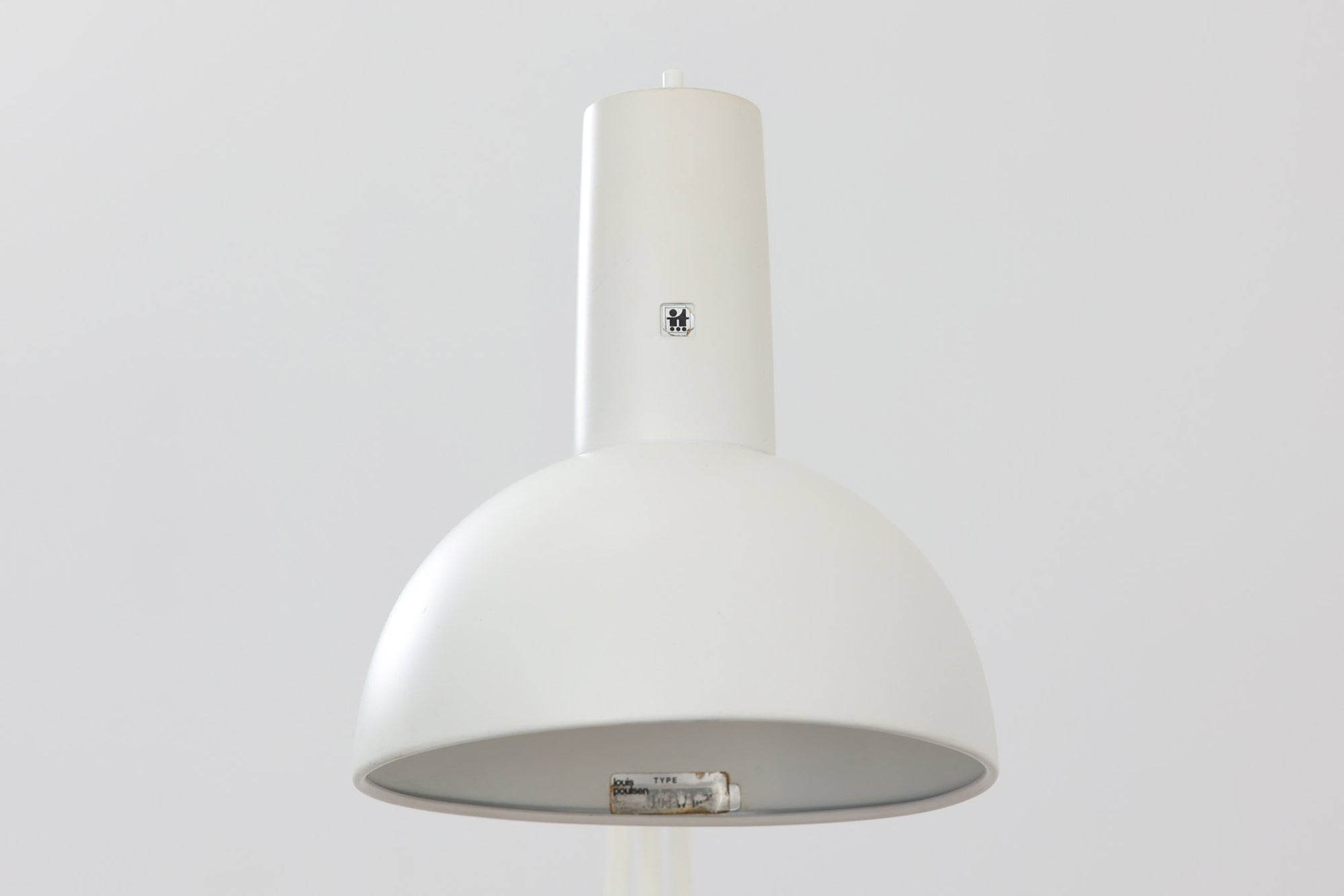 デンマークより買い付けたLouis Poulsen社製のデスクランプです。現行品では販売されていない希少なモデルで、シンプルながら機能的なデザインが特徴です。クランプタイプのため、置く場所を選ばず使用可能。最大板厚5cmまでの場所に取り付けることができるため、デスクやテーブルにしっかり固定してお使いいただけます。アーム部分は可動式で、光の角度を自由に調整できる設計になっており、デスクワークや読書、細かい作業にも最適です。ビンテージ品ならではの風合いが魅力的で、使い込まれたスチールの質感が独特の味わいを醸し出しています。