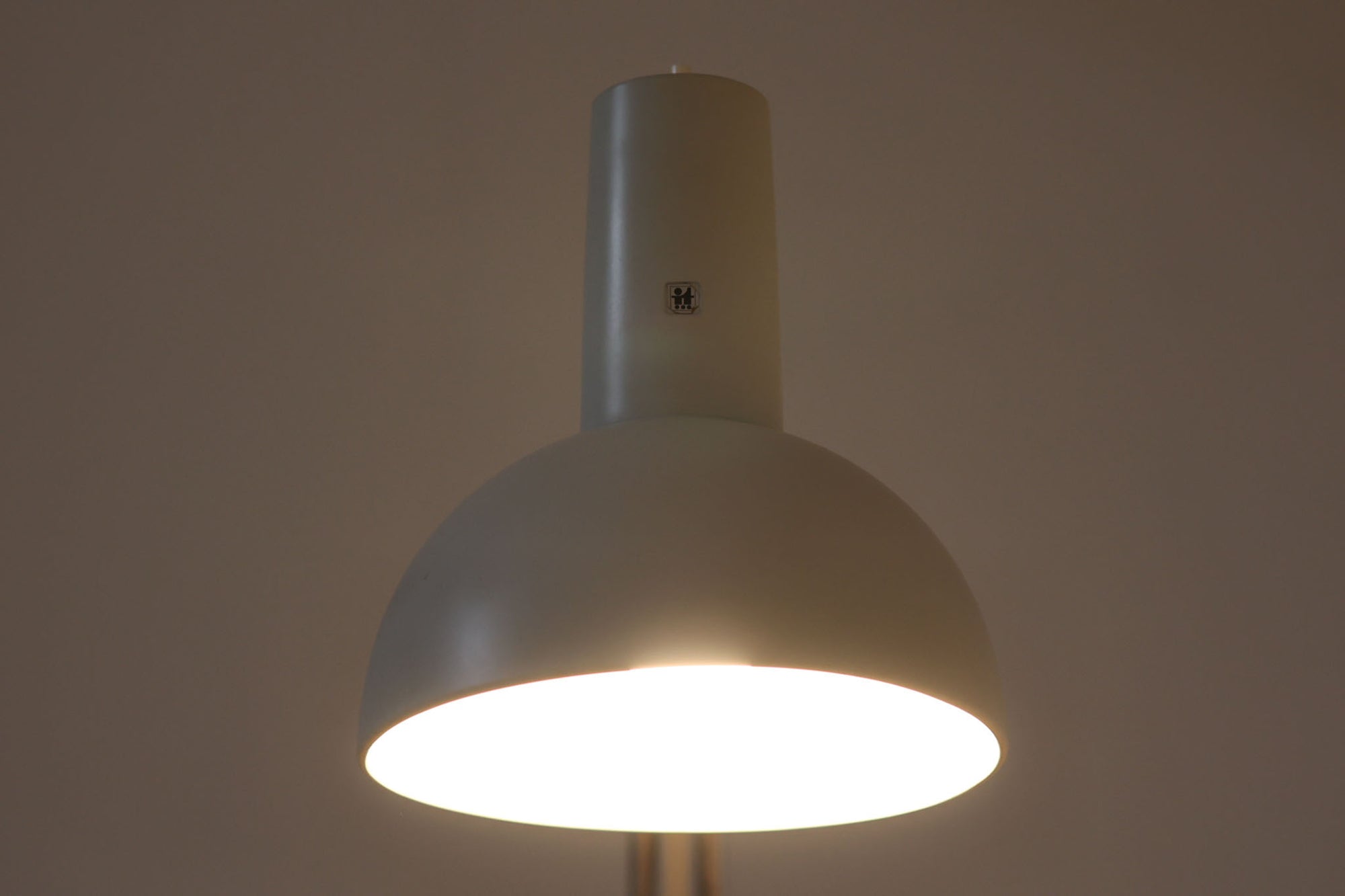 デンマークより買い付けたLouis Poulsen社製のデスクランプです。現行品では販売されていない希少なモデルで、シンプルながら機能的なデザインが特徴です。クランプタイプのため、置く場所を選ばず使用可能。最大板厚5cmまでの場所に取り付けることができるため、デスクやテーブルにしっかり固定してお使いいただけます。アーム部分は可動式で、光の角度を自由に調整できる設計になっており、デスクワークや読書、細かい作業にも最適です。ビンテージ品ならではの風合いが魅力的で、使い込まれたスチールの質感が独特の味わいを醸し出しています。