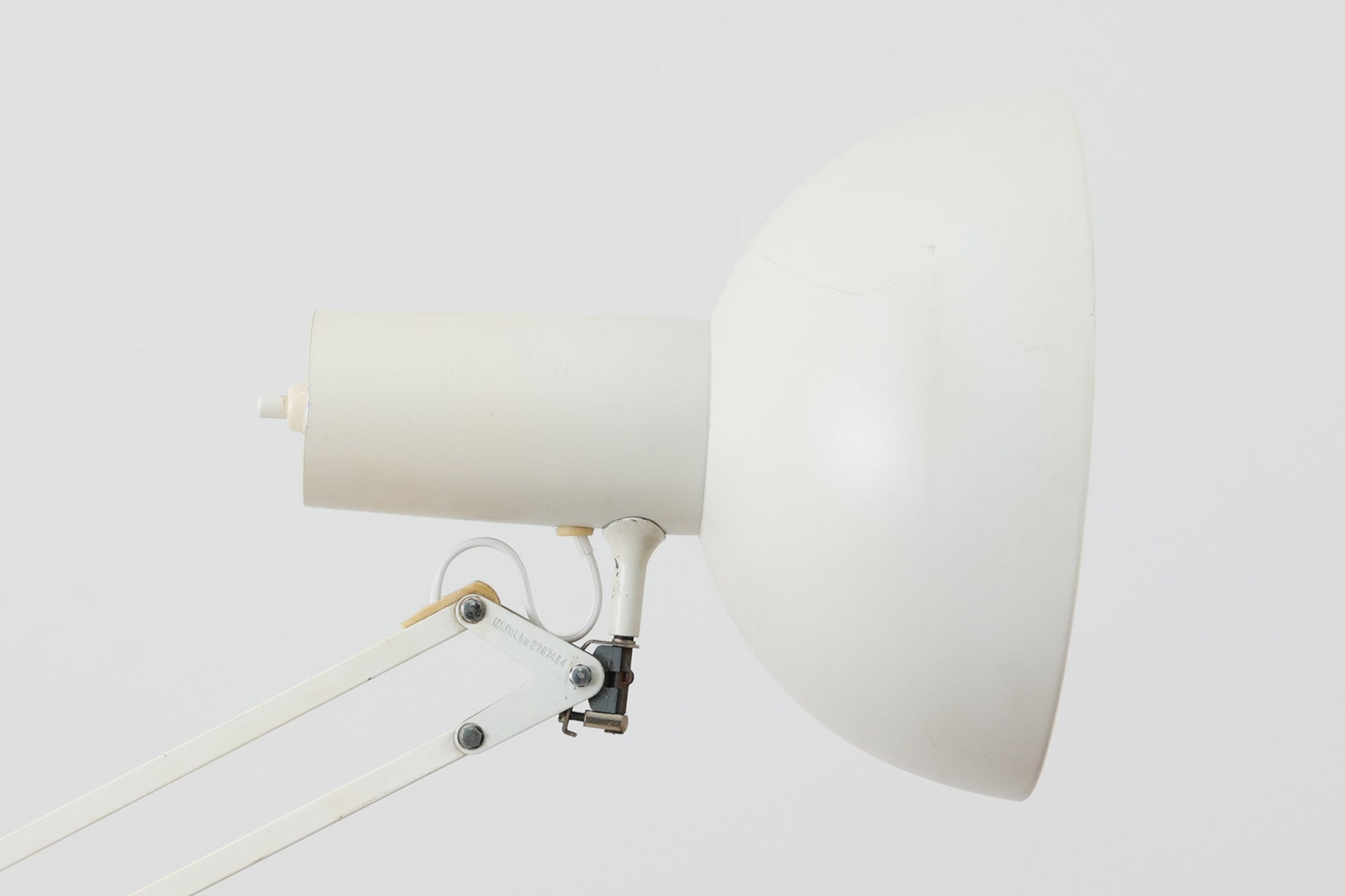 デンマークより買い付けたLouis Poulsen社製のデスクランプです。現行品では販売されていない希少なモデルで、シンプルながら機能的なデザインが特徴です。クランプタイプのため、置く場所を選ばず使用可能。最大板厚5cmまでの場所に取り付けることができるため、デスクやテーブルにしっかり固定してお使いいただけます。アーム部分は可動式で、光の角度を自由に調整できる設計になっており、デスクワークや読書、細かい作業にも最適です。ビンテージ品ならではの風合いが魅力的で、使い込まれたスチールの質感が独特の味わいを醸し出しています。