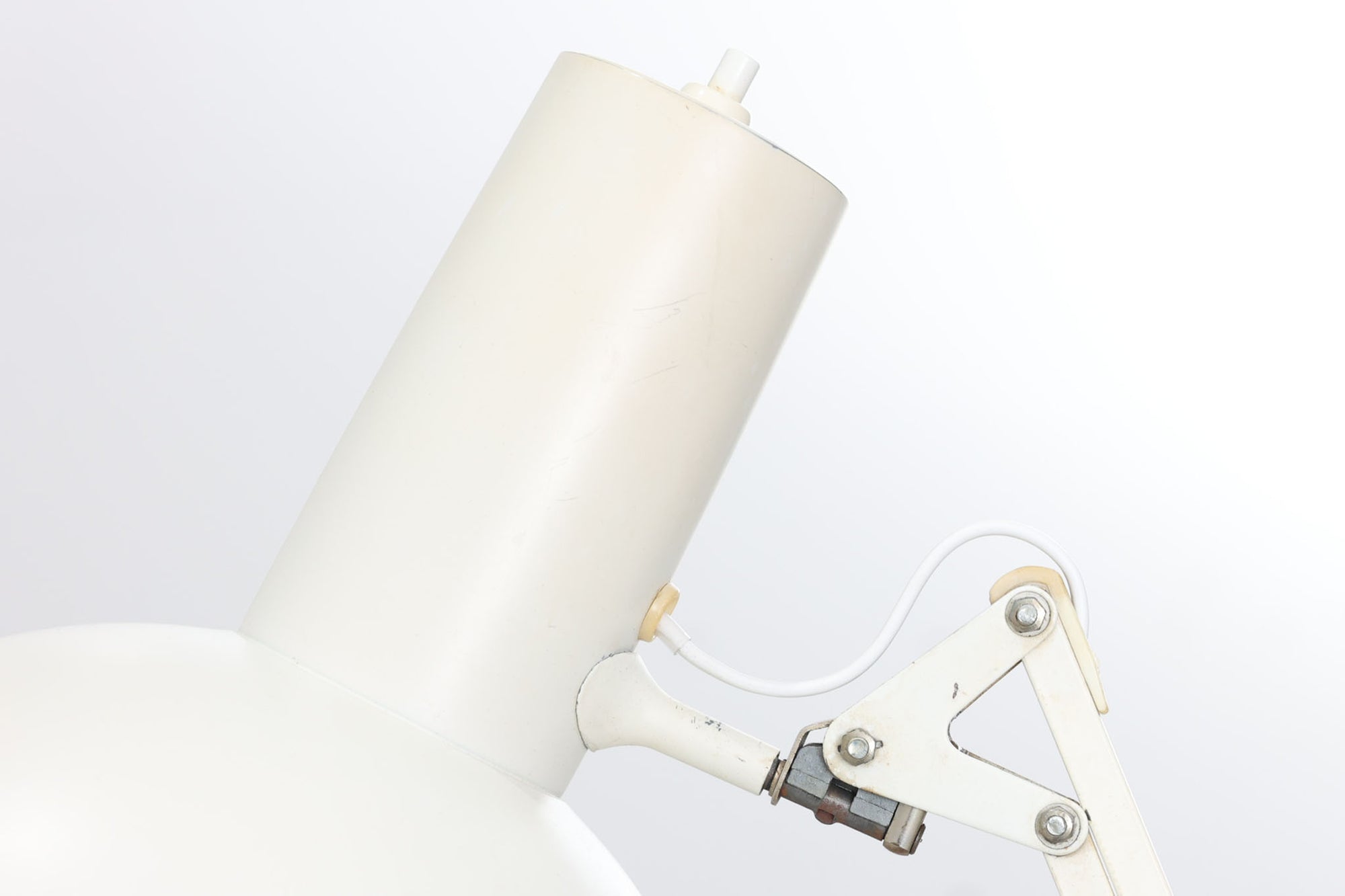 デンマークより買い付けたLouis Poulsen社製のデスクランプです。現行品では販売されていない希少なモデルで、シンプルながら機能的なデザインが特徴です。クランプタイプのため、置く場所を選ばず使用可能。最大板厚5cmまでの場所に取り付けることができるため、デスクやテーブルにしっかり固定してお使いいただけます。アーム部分は可動式で、光の角度を自由に調整できる設計になっており、デスクワークや読書、細かい作業にも最適です。ビンテージ品ならではの風合いが魅力的で、使い込まれたスチールの質感が独特の味わいを醸し出しています。