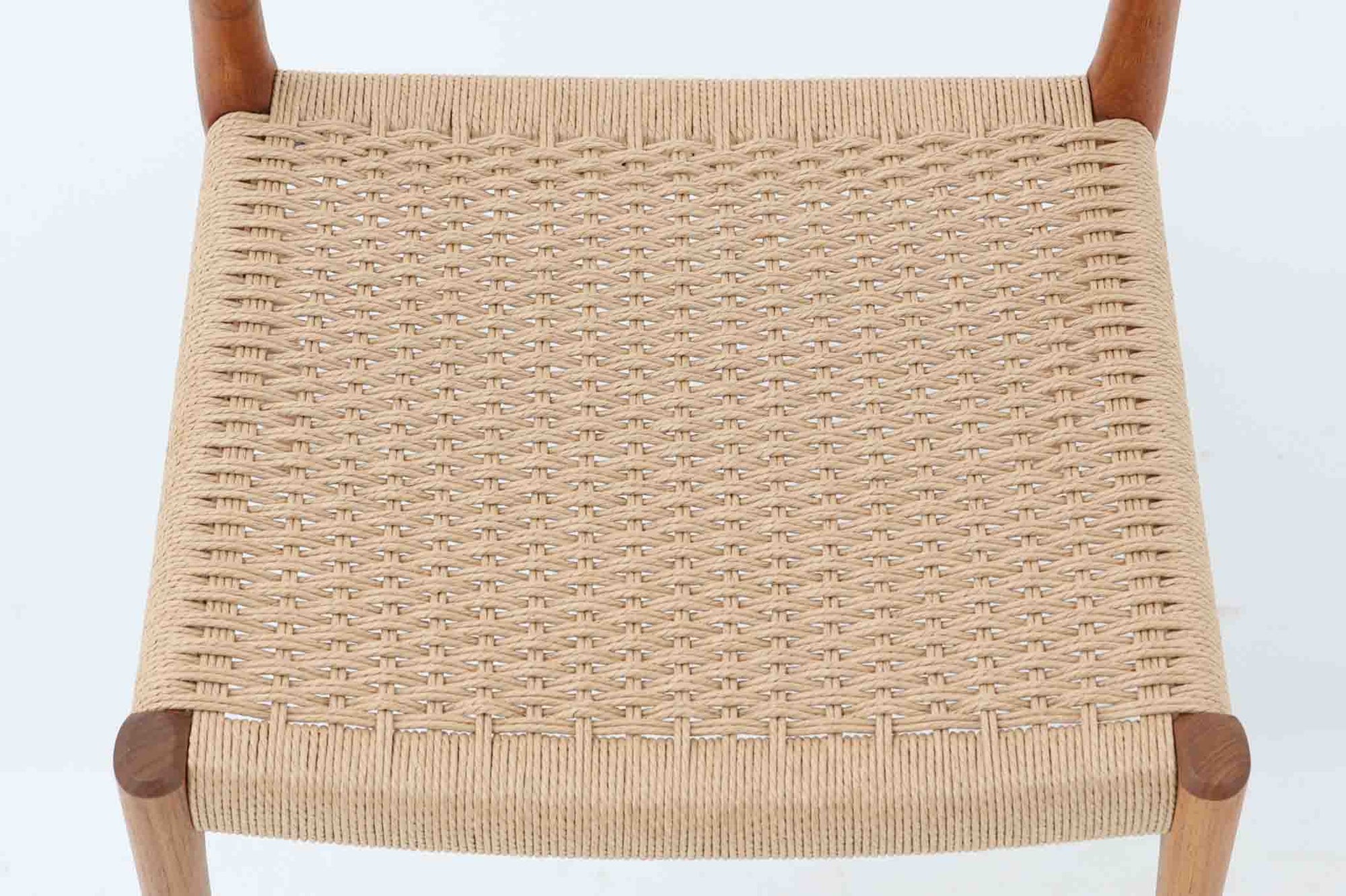 現在も高品質なチェアを生産し続けている、デンマークJ.L.moller社製のNo77チェアです。フレームは良質なチーク材が使用されており、背もたれのカーブと座面の広さしっかりと体を受け止めてくれ、座り心地も良好です。現行品はオーク材のみの販売となっており、チーク材はビンテージ品でのみ入手可能です。