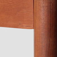 デンマークのRogenstrup Mobelfabrikによるエクステンションダイニングテーブルは、チーク材の温もりある質感と、天板両端に格納された拡張板による機能性が魅力の一台です。細身の円錐脚が軽やかな印象を与え、限られた空間でも使いやすい設計です。来客時や作業スペースの拡張にも対応できる柔軟性と、北欧ビンテージらしい丁寧な造りが魅力で、長く愛用いただける実用性と美しさを兼ね備えています。