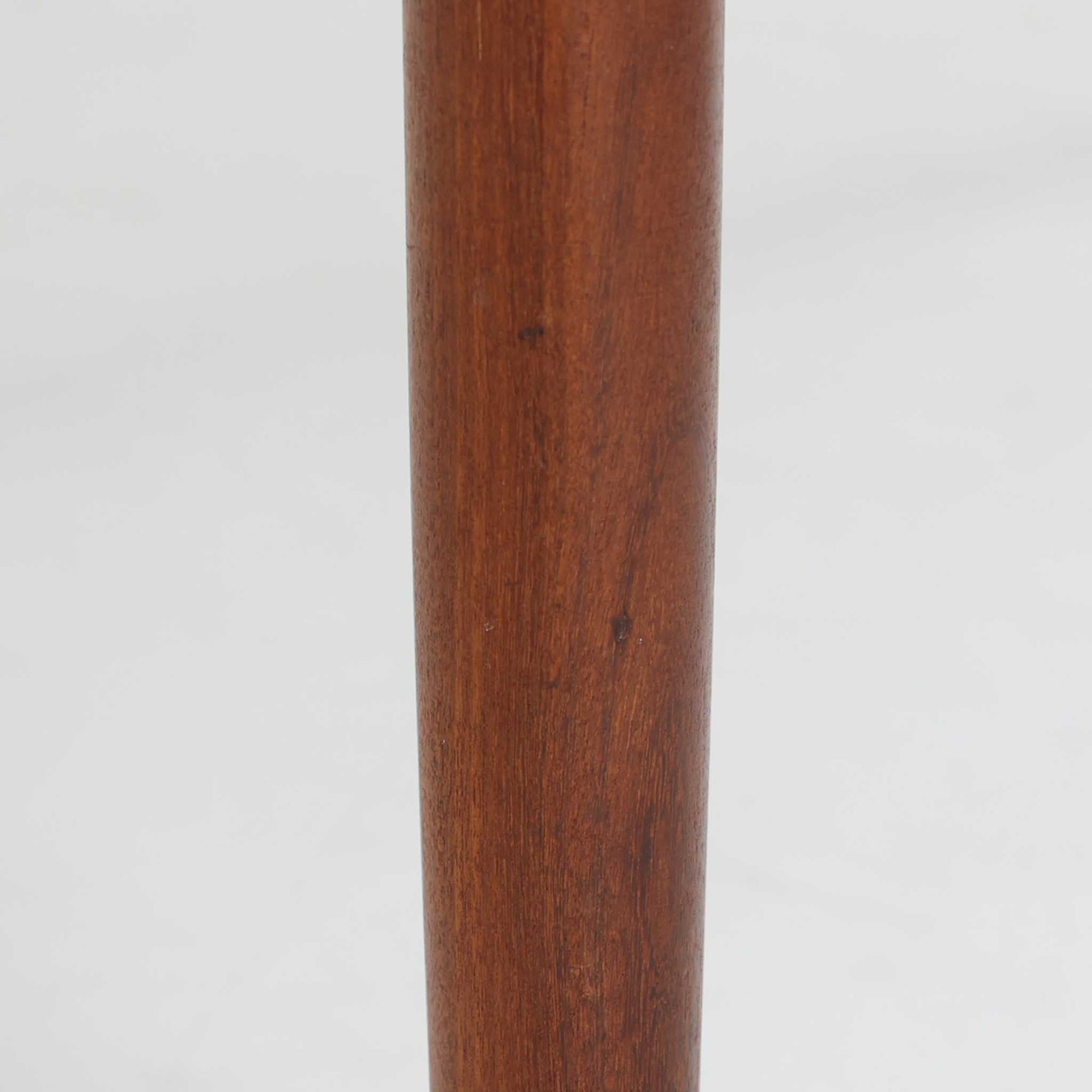 デンマークのRogenstrup Mobelfabrikによるエクステンションダイニングテーブルは、チーク材の温もりある質感と、天板両端に格納された拡張板による機能性が魅力の一台です。細身の円錐脚が軽やかな印象を与え、限られた空間でも使いやすい設計です。来客時や作業スペースの拡張にも対応できる柔軟性と、北欧ビンテージらしい丁寧な造りが魅力で、長く愛用いただける実用性と美しさを兼ね備えています。