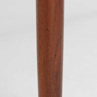 デンマークのRogenstrup Mobelfabrikによるエクステンションダイニングテーブルは、チーク材の温もりある質感と、天板両端に格納された拡張板による機能性が魅力の一台です。細身の円錐脚が軽やかな印象を与え、限られた空間でも使いやすい設計です。来客時や作業スペースの拡張にも対応できる柔軟性と、北欧ビンテージらしい丁寧な造りが魅力で、長く愛用いただける実用性と美しさを兼ね備えています。