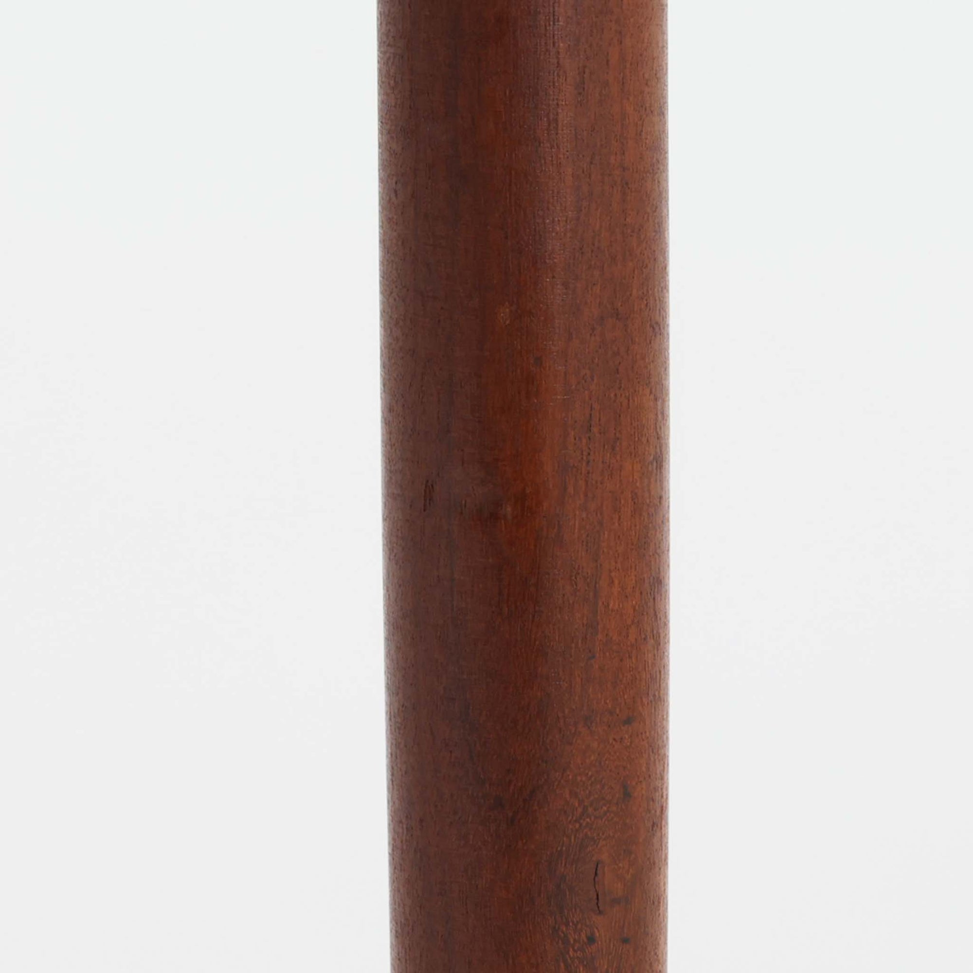 デンマークのRogenstrup Mobelfabrikによるエクステンションダイニングテーブルは、チーク材の温もりある質感と、天板両端に格納された拡張板による機能性が魅力の一台です。細身の円錐脚が軽やかな印象を与え、限られた空間でも使いやすい設計です。来客時や作業スペースの拡張にも対応できる柔軟性と、北欧ビンテージらしい丁寧な造りが魅力で、長く愛用いただける実用性と美しさを兼ね備えています。