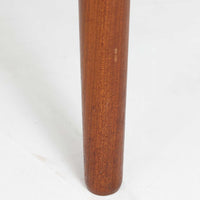 デンマークのRogenstrup Mobelfabrikによるエクステンションダイニングテーブルは、チーク材の温もりある質感と、天板両端に格納された拡張板による機能性が魅力の一台です。細身の円錐脚が軽やかな印象を与え、限られた空間でも使いやすい設計です。来客時や作業スペースの拡張にも対応できる柔軟性と、北欧ビンテージらしい丁寧な造りが魅力で、長く愛用いただける実用性と美しさを兼ね備えています。