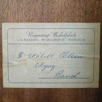 デンマークのRogenstrup Mobelfabrikによるエクステンションダイニングテーブルは、チーク材の温もりある質感と、天板両端に格納された拡張板による機能性が魅力の一台です。細身の円錐脚が軽やかな印象を与え、限られた空間でも使いやすい設計です。来客時や作業スペースの拡張にも対応できる柔軟性と、北欧ビンテージらしい丁寧な造りが魅力で、長く愛用いただける実用性と美しさを兼ね備えています。