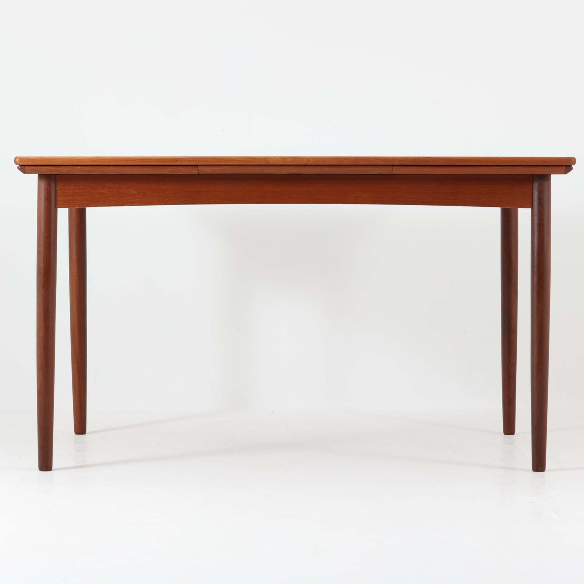 デンマークのRogenstrup Mobelfabrikによるエクステンションダイニングテーブルは、チーク材の温もりある質感と、天板両端に格納された拡張板による機能性が魅力の一台です。細身の円錐脚が軽やかな印象を与え、限られた空間でも使いやすい設計です。来客時や作業スペースの拡張にも対応できる柔軟性と、北欧ビンテージらしい丁寧な造りが魅力で、長く愛用いただける実用性と美しさを兼ね備えています。