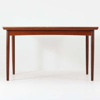 デンマークのRogenstrup Mobelfabrikによるエクステンションダイニングテーブルは、チーク材の温もりある質感と、天板両端に格納された拡張板による機能性が魅力の一台です。細身の円錐脚が軽やかな印象を与え、限られた空間でも使いやすい設計です。来客時や作業スペースの拡張にも対応できる柔軟性と、北欧ビンテージらしい丁寧な造りが魅力で、長く愛用いただける実用性と美しさを兼ね備えています。