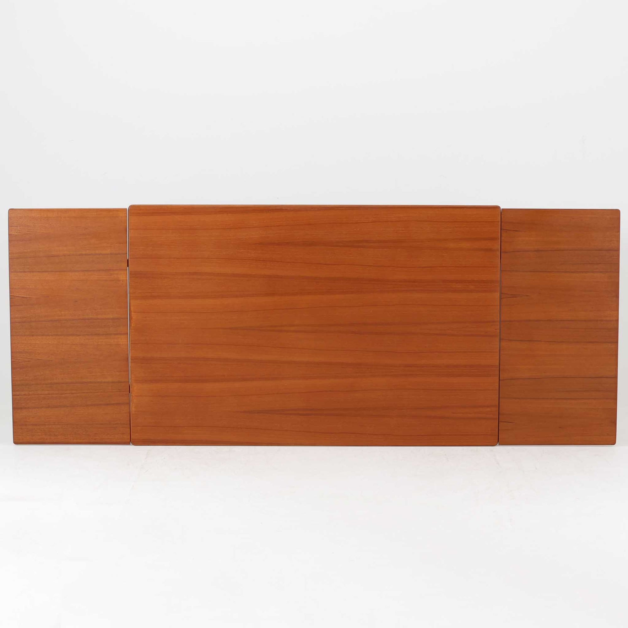 デンマークのRogenstrup Mobelfabrikによるエクステンションダイニングテーブルは、チーク材の温もりある質感と、天板両端に格納された拡張板による機能性が魅力の一台です。細身の円錐脚が軽やかな印象を与え、限られた空間でも使いやすい設計です。来客時や作業スペースの拡張にも対応できる柔軟性と、北欧ビンテージらしい丁寧な造りが魅力で、長く愛用いただける実用性と美しさを兼ね備えています。