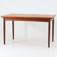 デンマークのRogenstrup Mobelfabrikによるエクステンションダイニングテーブルは、チーク材の温もりある質感と、天板両端に格納された拡張板による機能性が魅力の一台です。細身の円錐脚が軽やかな印象を与え、限られた空間でも使いやすい設計です。来客時や作業スペースの拡張にも対応できる柔軟性と、北欧ビンテージらしい丁寧な造りが魅力で、長く愛用いただける実用性と美しさを兼ね備えています。