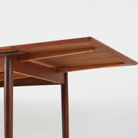 デンマークのRogenstrup Mobelfabrikによるエクステンションダイニングテーブルは、チーク材の温もりある質感と、天板両端に格納された拡張板による機能性が魅力の一台です。細身の円錐脚が軽やかな印象を与え、限られた空間でも使いやすい設計です。来客時や作業スペースの拡張にも対応できる柔軟性と、北欧ビンテージらしい丁寧な造りが魅力で、長く愛用いただける実用性と美しさを兼ね備えています。