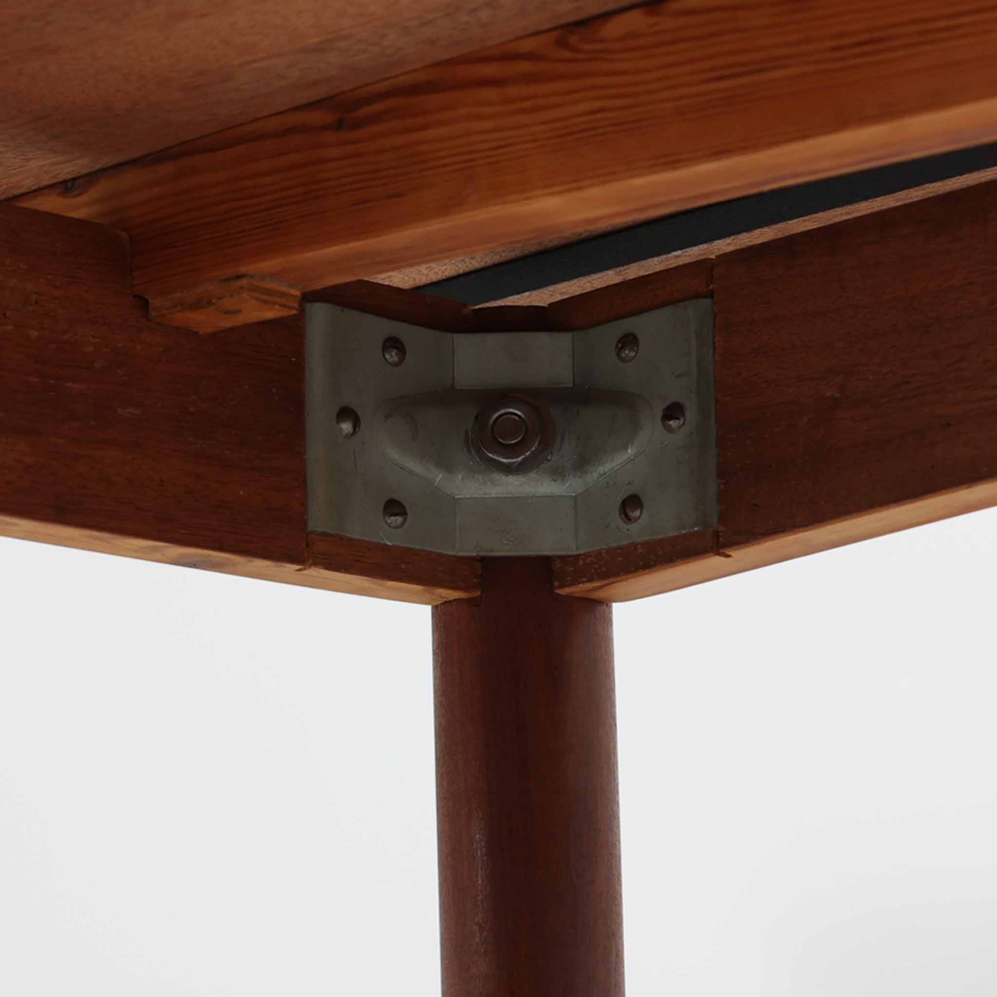 デンマークのRogenstrup Mobelfabrikによるエクステンションダイニングテーブルは、チーク材の温もりある質感と、天板両端に格納された拡張板による機能性が魅力の一台です。細身の円錐脚が軽やかな印象を与え、限られた空間でも使いやすい設計です。来客時や作業スペースの拡張にも対応できる柔軟性と、北欧ビンテージらしい丁寧な造りが魅力で、長く愛用いただける実用性と美しさを兼ね備えています。