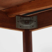 デンマークのRogenstrup Mobelfabrikによるエクステンションダイニングテーブルは、チーク材の温もりある質感と、天板両端に格納された拡張板による機能性が魅力の一台です。細身の円錐脚が軽やかな印象を与え、限られた空間でも使いやすい設計です。来客時や作業スペースの拡張にも対応できる柔軟性と、北欧ビンテージらしい丁寧な造りが魅力で、長く愛用いただける実用性と美しさを兼ね備えています。