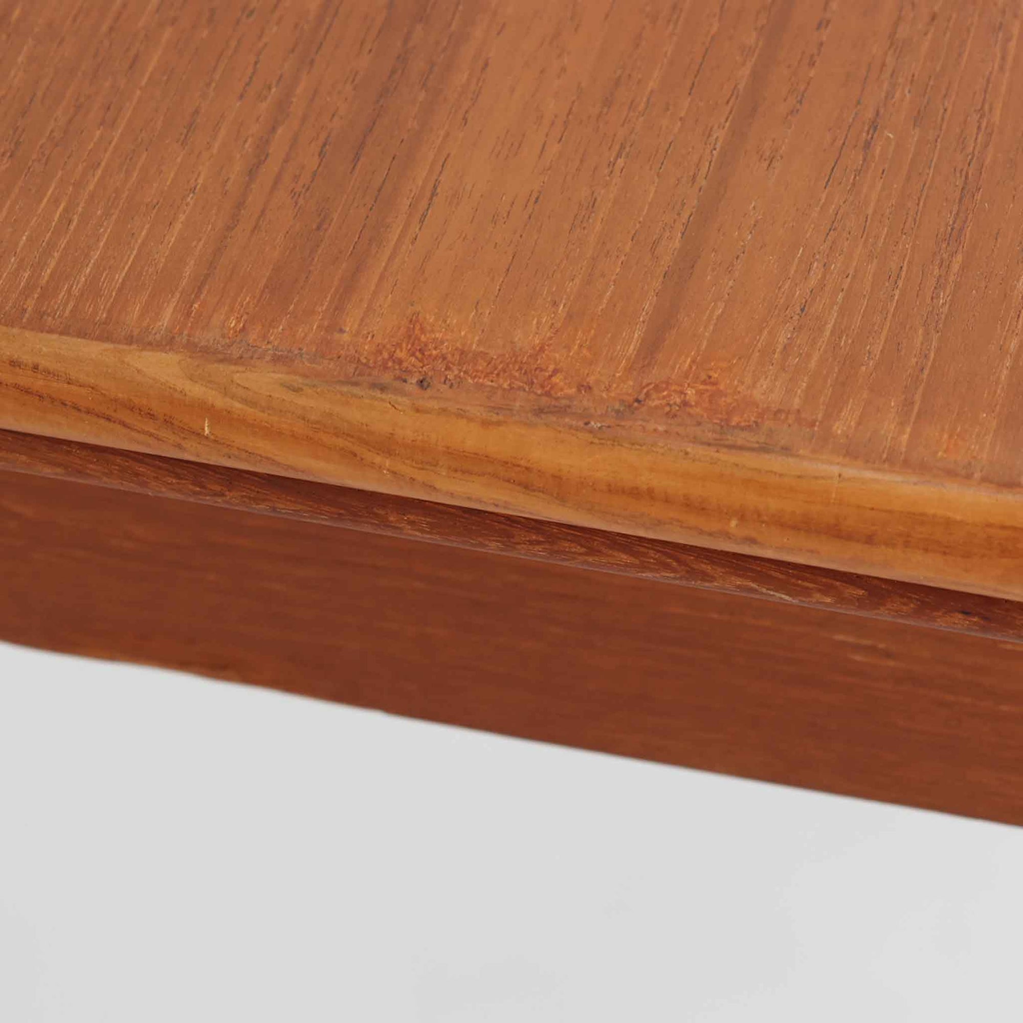 デンマークのRogenstrup Mobelfabrikによるエクステンションダイニングテーブルは、チーク材の温もりある質感と、天板両端に格納された拡張板による機能性が魅力の一台です。細身の円錐脚が軽やかな印象を与え、限られた空間でも使いやすい設計です。来客時や作業スペースの拡張にも対応できる柔軟性と、北欧ビンテージらしい丁寧な造りが魅力で、長く愛用いただける実用性と美しさを兼ね備えています。