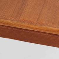 デンマークのRogenstrup Mobelfabrikによるエクステンションダイニングテーブルは、チーク材の温もりある質感と、天板両端に格納された拡張板による機能性が魅力の一台です。細身の円錐脚が軽やかな印象を与え、限られた空間でも使いやすい設計です。来客時や作業スペースの拡張にも対応できる柔軟性と、北欧ビンテージらしい丁寧な造りが魅力で、長く愛用いただける実用性と美しさを兼ね備えています。