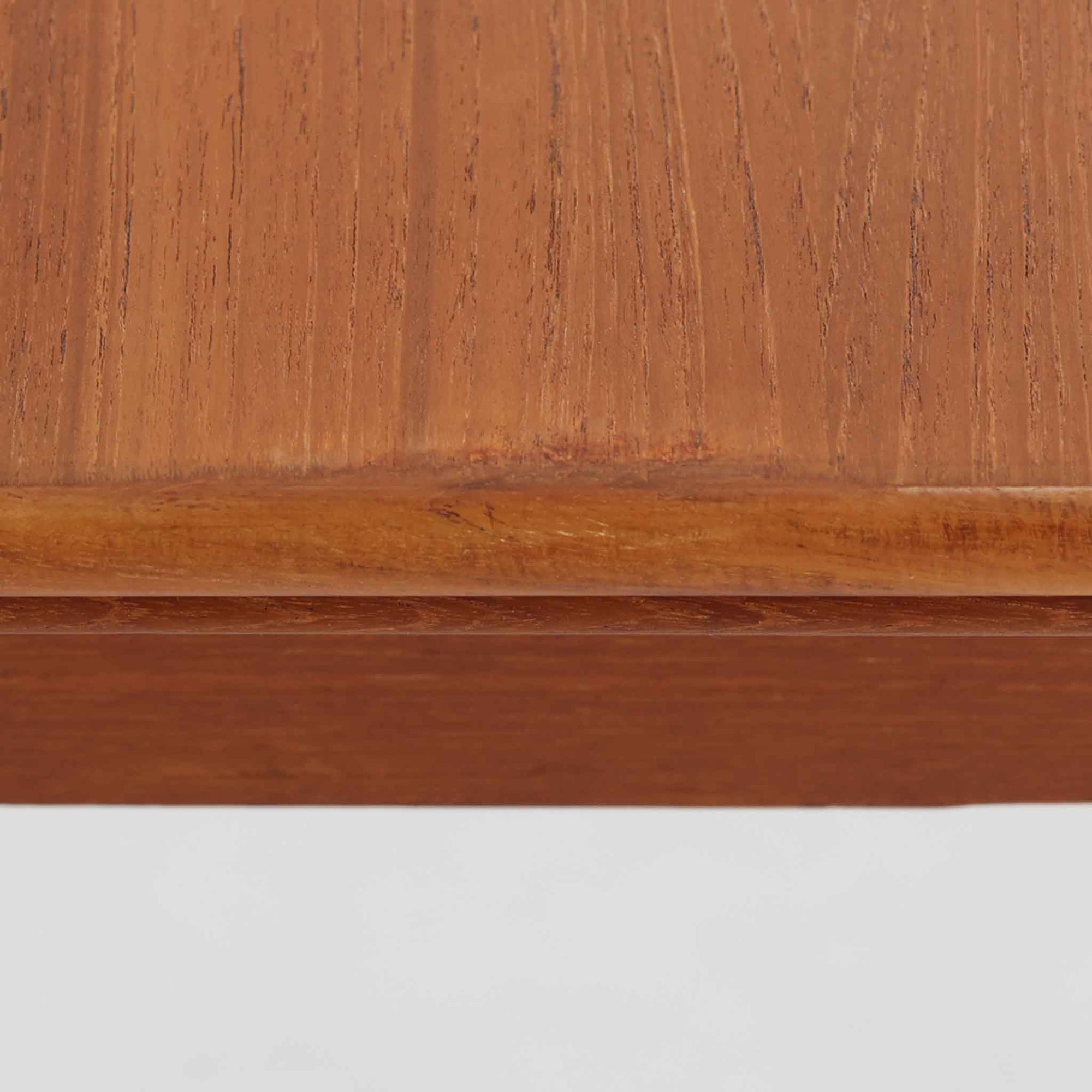 デンマークのRogenstrup Mobelfabrikによるエクステンションダイニングテーブルは、チーク材の温もりある質感と、天板両端に格納された拡張板による機能性が魅力の一台です。細身の円錐脚が軽やかな印象を与え、限られた空間でも使いやすい設計です。来客時や作業スペースの拡張にも対応できる柔軟性と、北欧ビンテージらしい丁寧な造りが魅力で、長く愛用いただける実用性と美しさを兼ね備えています。