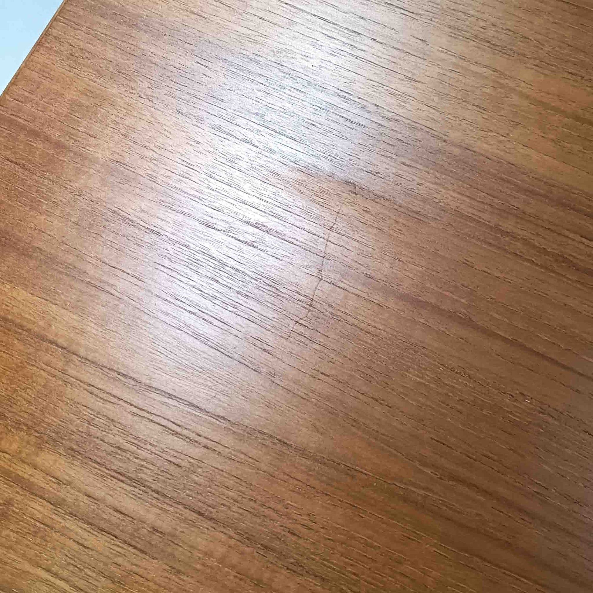 デンマークのRogenstrup Mobelfabrikによるエクステンションダイニングテーブルは、チーク材の温もりある質感と、天板両端に格納された拡張板による機能性が魅力の一台です。細身の円錐脚が軽やかな印象を与え、限られた空間でも使いやすい設計です。来客時や作業スペースの拡張にも対応できる柔軟性と、北欧ビンテージらしい丁寧な造りが魅力で、長く愛用いただける実用性と美しさを兼ね備えています。