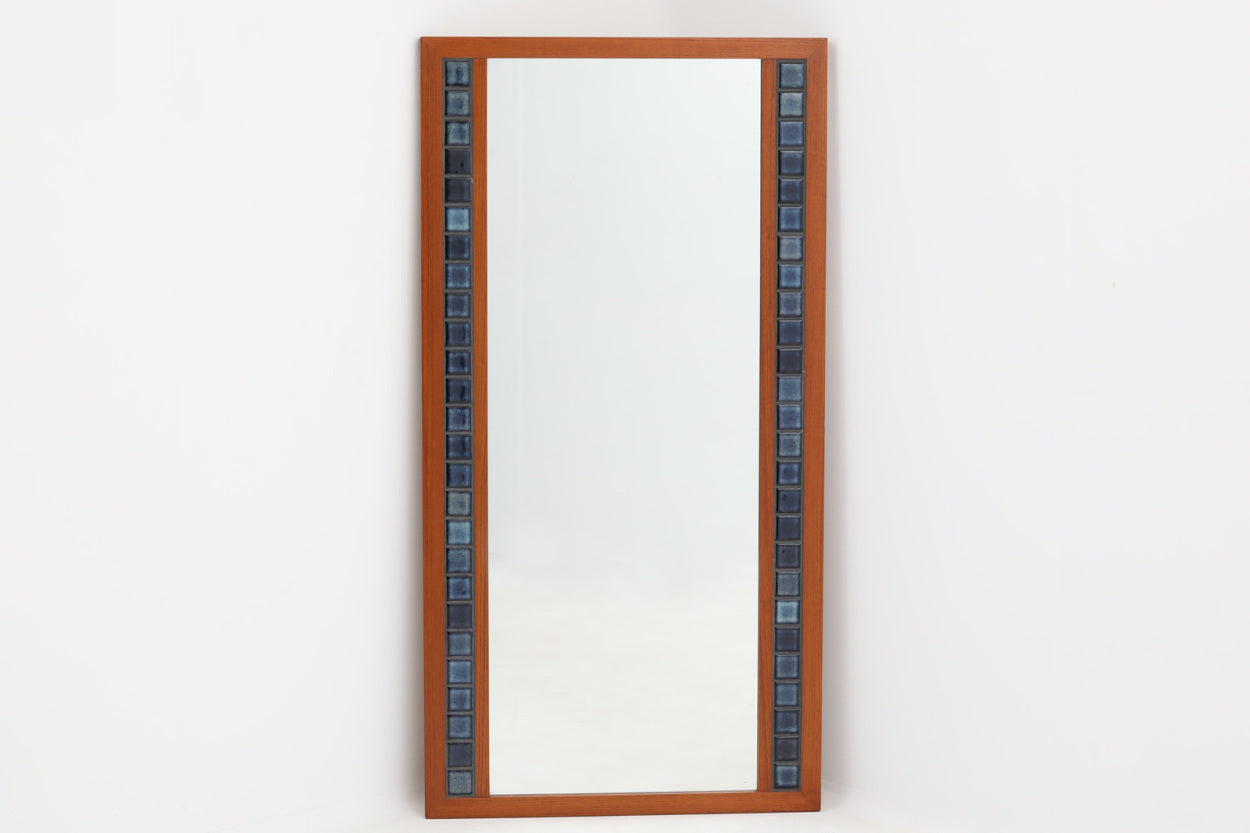 北欧より買い付けたビンテージミラーです。希少なチーク材フレームに淡い色味のタイルが使用されており、落ち着いた雰囲気を感じさせてくれます。