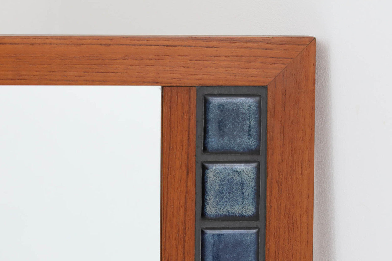 北欧より買い付けたビンテージミラーです。希少なチーク材フレームに淡い色味のタイルが使用されており、落ち着いた雰囲気を感じさせてくれます。