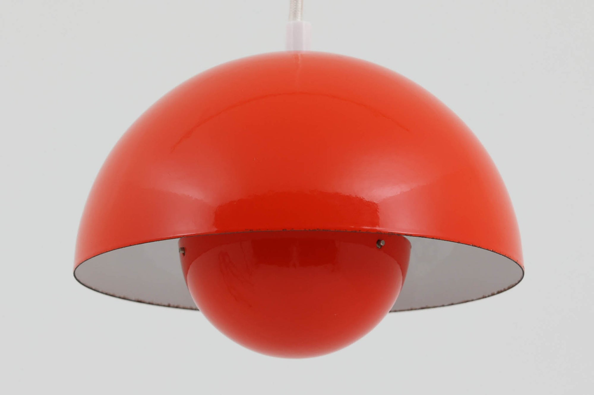 "ヴェルナー・パントン"によってデザインされた、「FlowerPot」ペンダントライトです。Louis Poulsen社で製作された初期モデルです。現在は&amp;Tradition社にて製作されていますが、サイズと素材が異なります。サイズは現行品より小ぶりで、素材は琺瑯が使用されています。