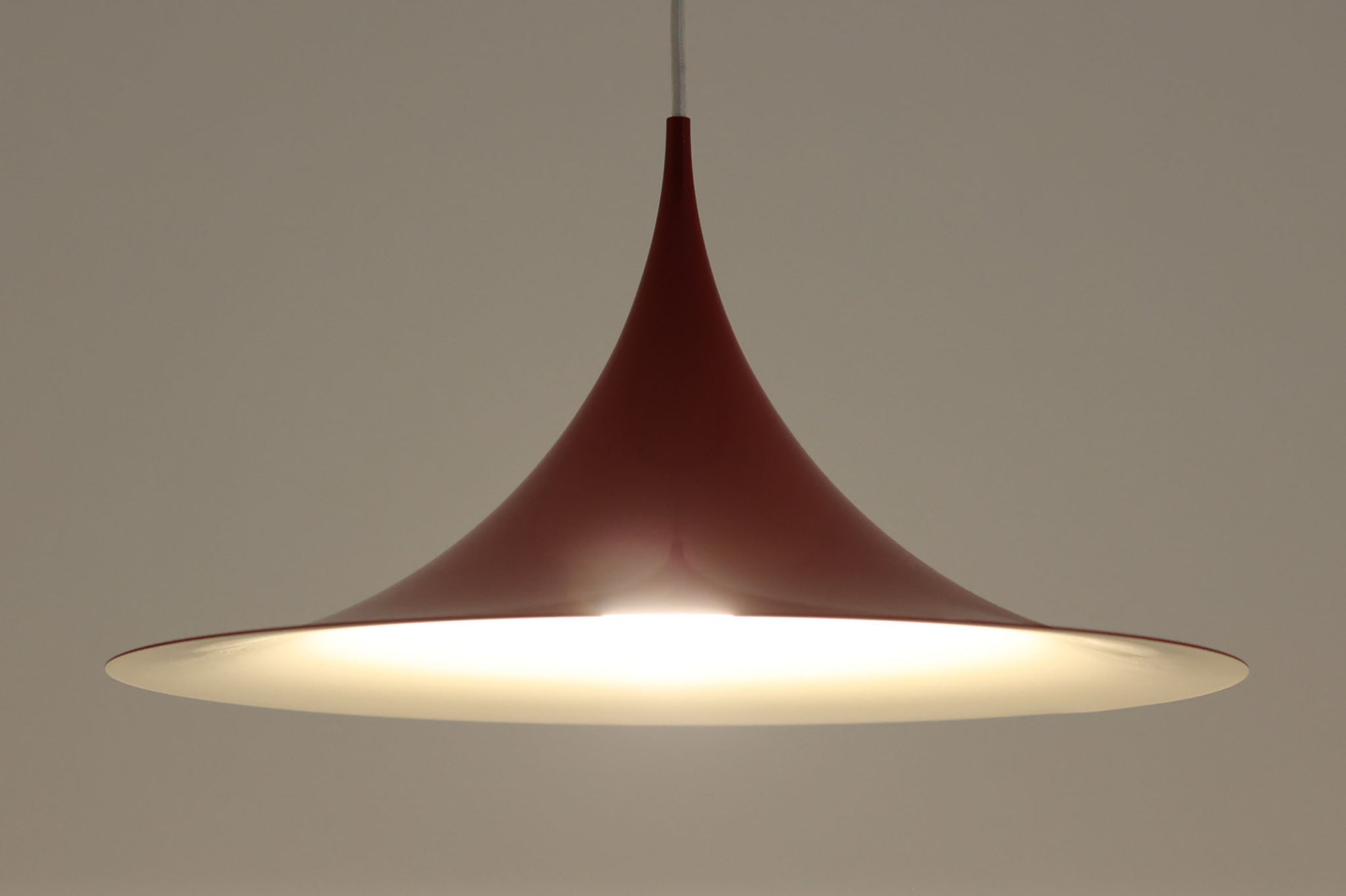 1967年にClaus Bonderup &amp; Torsten Thorupによってデザインされた名作照明「Semi pendant lamp」です。一枚のアルミ板を絞り出す高度な技術によって美しいラインは形成されています。