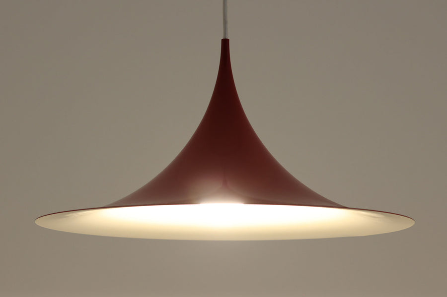 1967年にClaus Bonderup & Torsten Thorupによってデザインされた名作照明「Semi pendant lamp」です。一枚のアルミ板を絞り出す高度な技術によって美しいラインは形成されています。