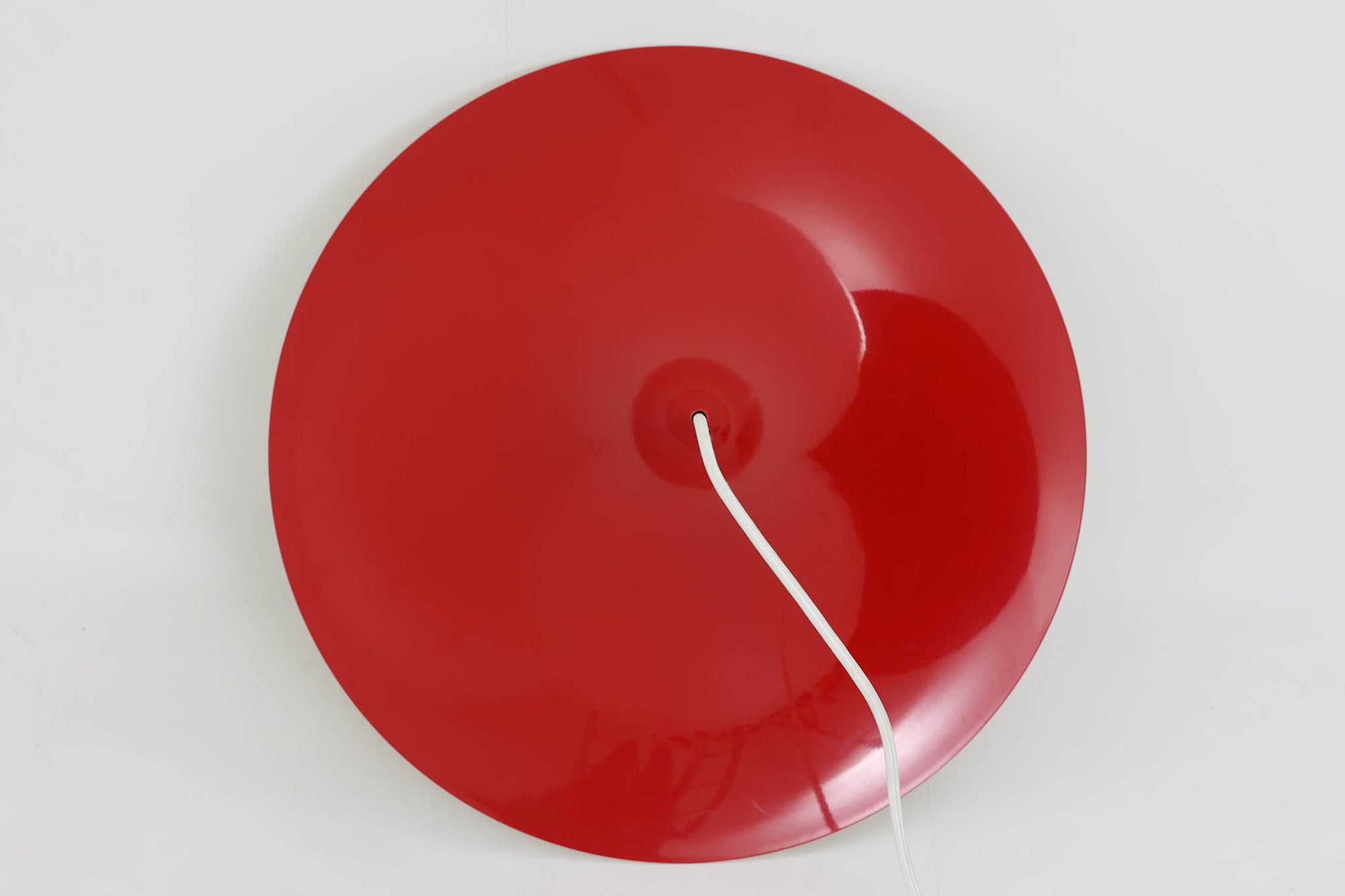 1967年にClaus Bonderup &amp; Torsten Thorupによってデザインされた名作照明「Semi pendant lamp」です。一枚のアルミ板を絞り出す高度な技術によって美しいラインは形成されています。