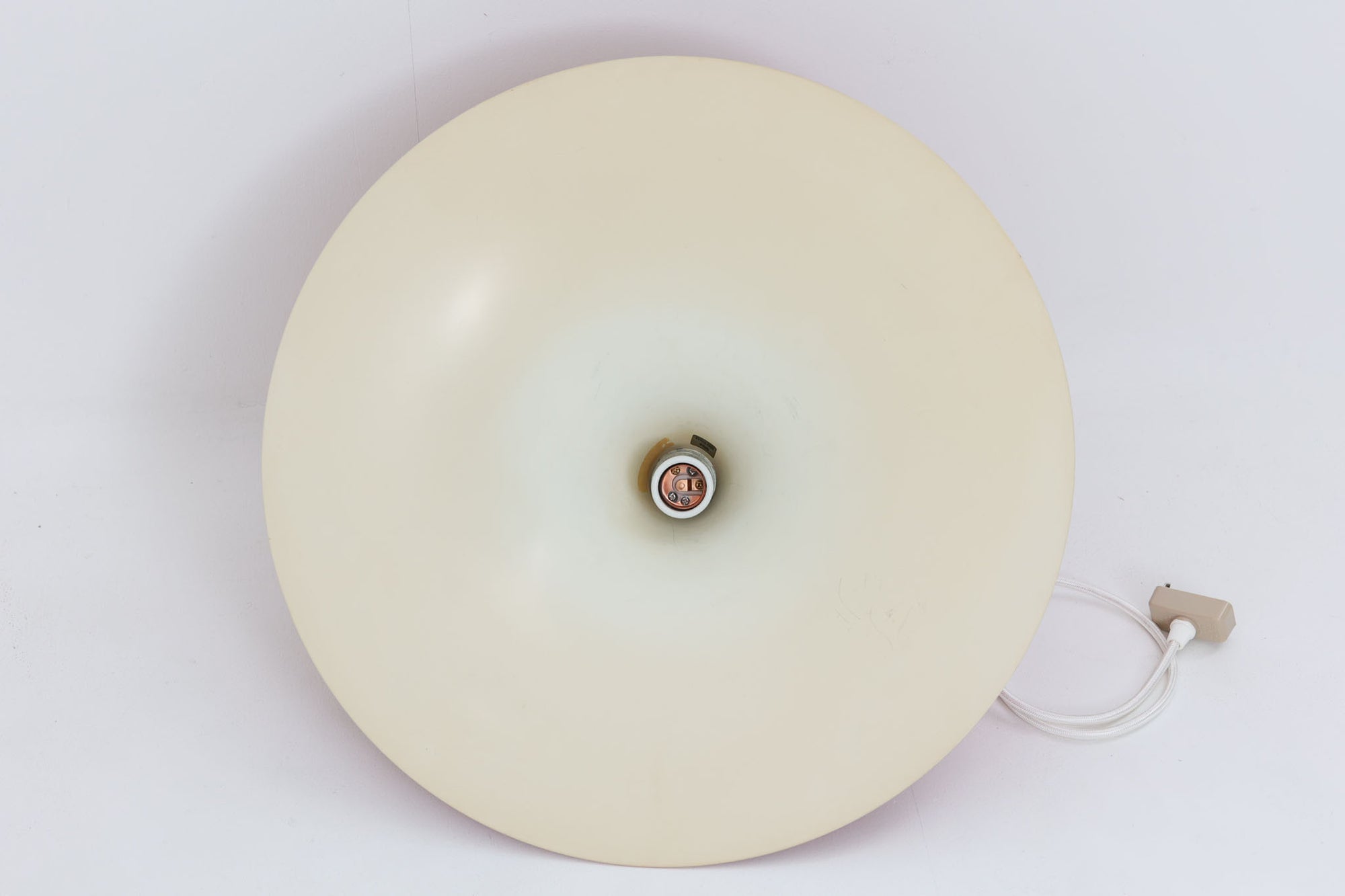 1967年にClaus Bonderup &amp; Torsten Thorupによってデザインされた名作照明「Semi pendant lamp」です。一枚のアルミ板を絞り出す高度な技術によって美しいラインは形成されています。