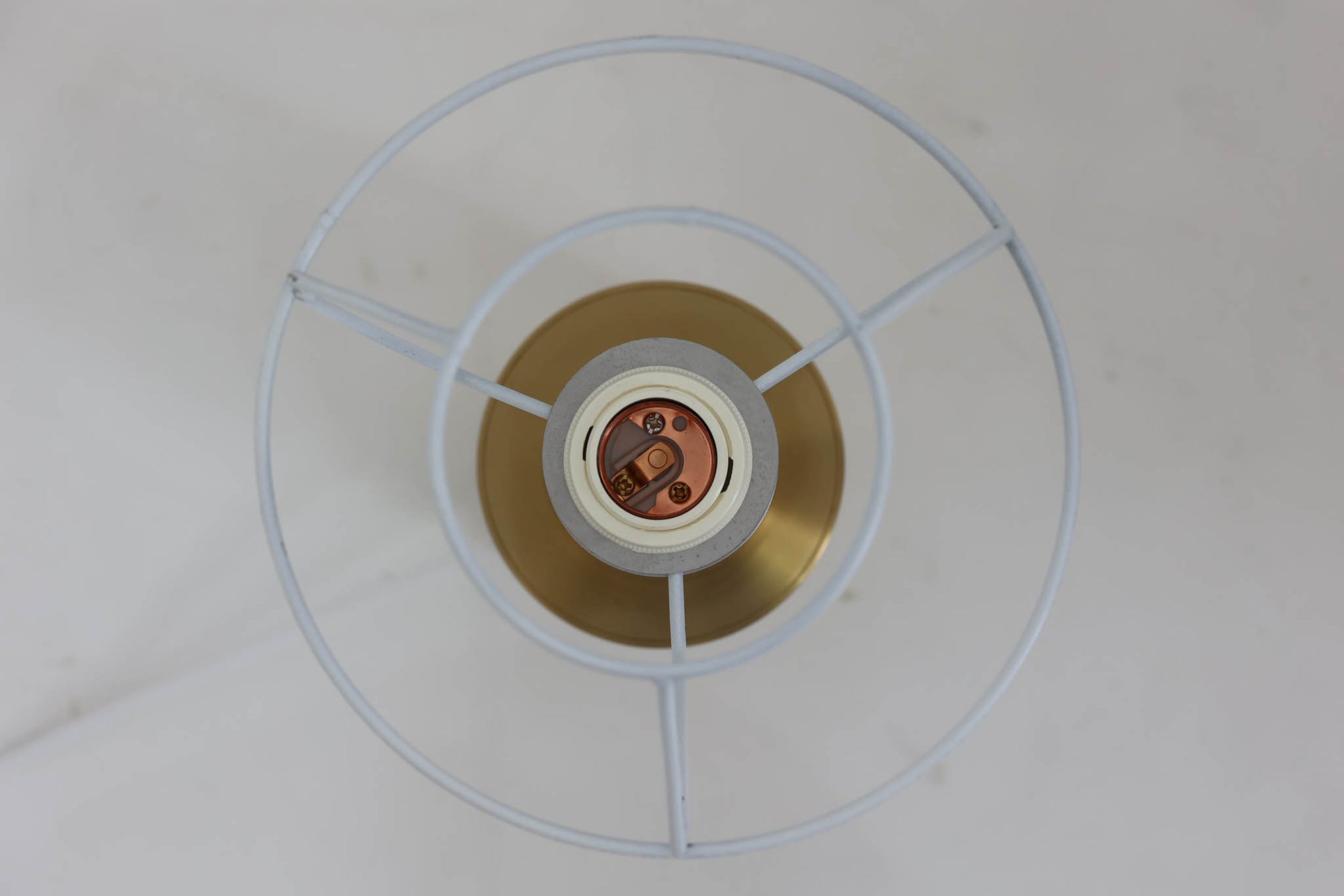 Gunnar Biilmann Petersenが1960年代にLe Klintのためにデザインしたこの「model 344 Telescope」は、独自の伸縮式高さ調節機能が特徴です。望遠鏡という名前は、ビルマン・ピーターセンがこのモデルに採用した、伸縮可能な高さ調節装置に由来しており、空間に応じた高さ調整が可能で、柔らかな光を提供します。さらに、この照明の真鍮製のベースが特に印象的で、重厚感と洗練された美しさを感じさせます。オリジナルのLe Klintシェードが付属しており、全体として北欧デザインの機能性と美しさが調和した貴重なアイテムです。