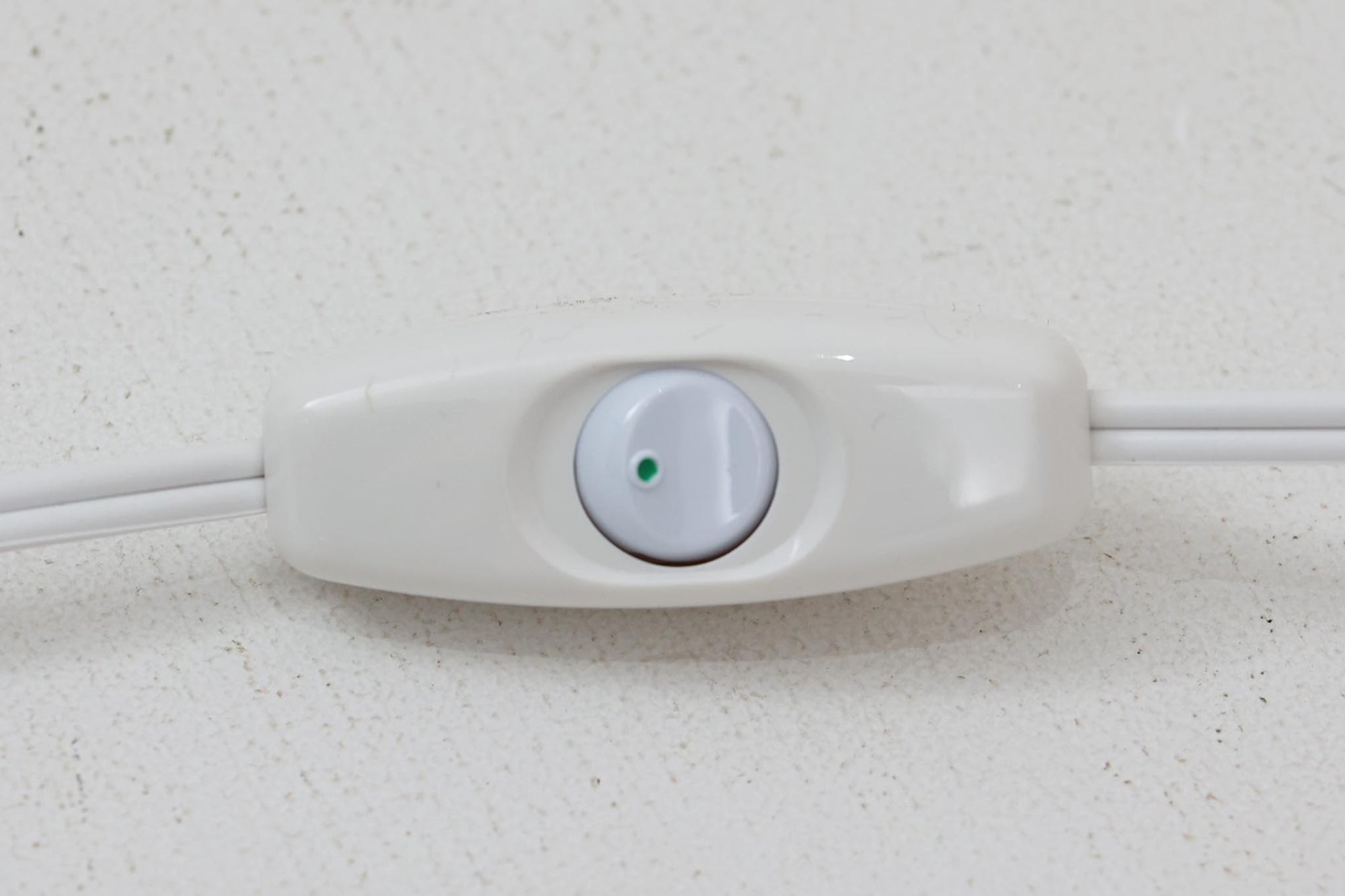 Gunnar Biilmann Petersenが1960年代にLe Klintのためにデザインしたこの「model 344 Telescope」は、独自の伸縮式高さ調節機能が特徴です。望遠鏡という名前は、ビルマン・ピーターセンがこのモデルに採用した、伸縮可能な高さ調節装置に由来しており、空間に応じた高さ調整が可能で、柔らかな光を提供します。さらに、この照明の真鍮製のベースが特に印象的で、重厚感と洗練された美しさを感じさせます。オリジナルのLe Klintシェードが付属しており、全体として北欧デザインの機能性と美しさが調和した貴重なアイテムです。