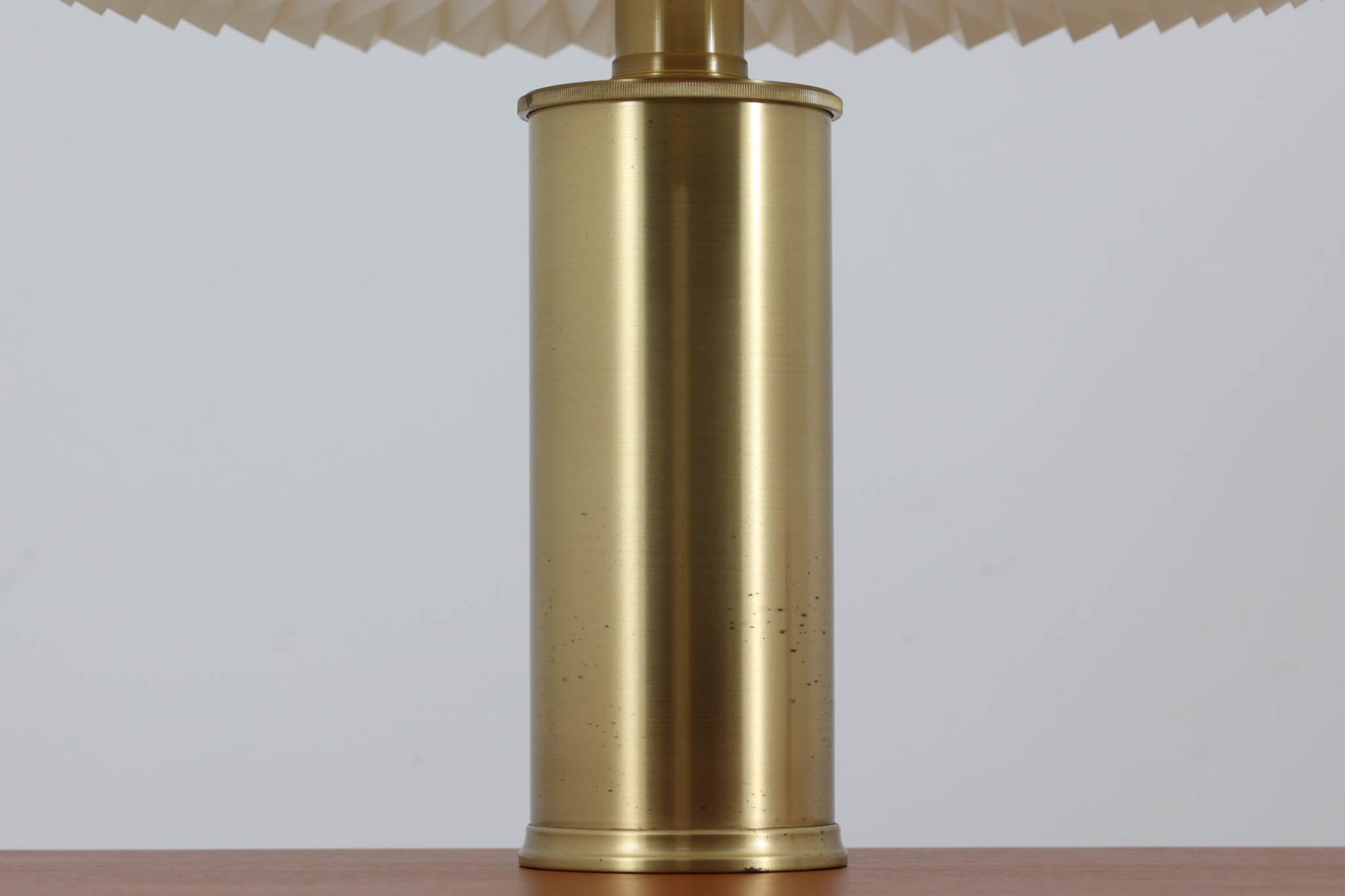 Gunnar Biilmann Petersenが1960年代にLe Klintのためにデザインしたこの「model 344 Telescope」は、独自の伸縮式高さ調節機能が特徴です。望遠鏡という名前は、ビルマン・ピーターセンがこのモデルに採用した、伸縮可能な高さ調節装置に由来しており、空間に応じた高さ調整が可能で、柔らかな光を提供します。さらに、この照明の真鍮製のベースが特に印象的で、重厚感と洗練された美しさを感じさせます。オリジナルのLe Klintシェードが付属しており、全体として北欧デザインの機能性と美しさが調和した貴重なアイテムです。