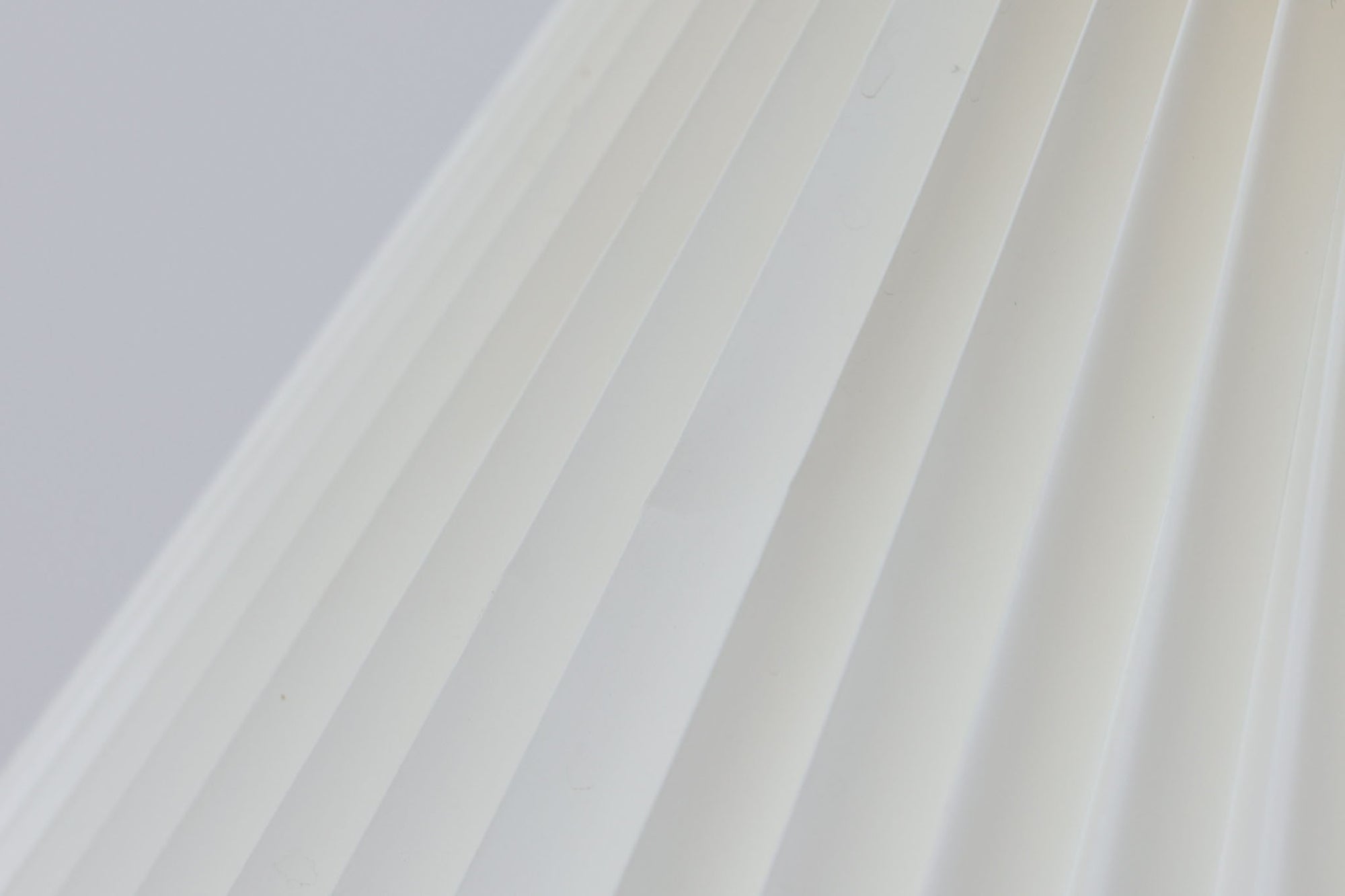 Gunnar Biilmann Petersenが1960年代にLe Klintのためにデザインしたこの「model 344 Telescope」は、独自の伸縮式高さ調節機能が特徴です。望遠鏡という名前は、ビルマン・ピーターセンがこのモデルに採用した、伸縮可能な高さ調節装置に由来しており、空間に応じた高さ調整が可能で、柔らかな光を提供します。さらに、この照明の真鍮製のベースが特に印象的で、重厚感と洗練された美しさを感じさせます。オリジナルのLe Klintシェードが付属しており、全体として北欧デザインの機能性と美しさが調和した貴重なアイテムです。