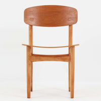 Borge MogensenによるModel 122は、無駄を削ぎ落とした機能美が魅力のダイニングチェアです。チーク材の美しい木目と、直線と緩やかな曲線を組み合わせた素朴で洗練されたフォルムが北欧らしい温もりを演出します。身体に沿うよう緩やかに成形された背もたれと座面が快適な座り心地を生み、食卓はもちろんワークスペースにもおすすめです。日々の使用で深まる風合いも楽しめる、実用性とデザイン性を兼ね備えた北欧ビンテージならではの一脚です。