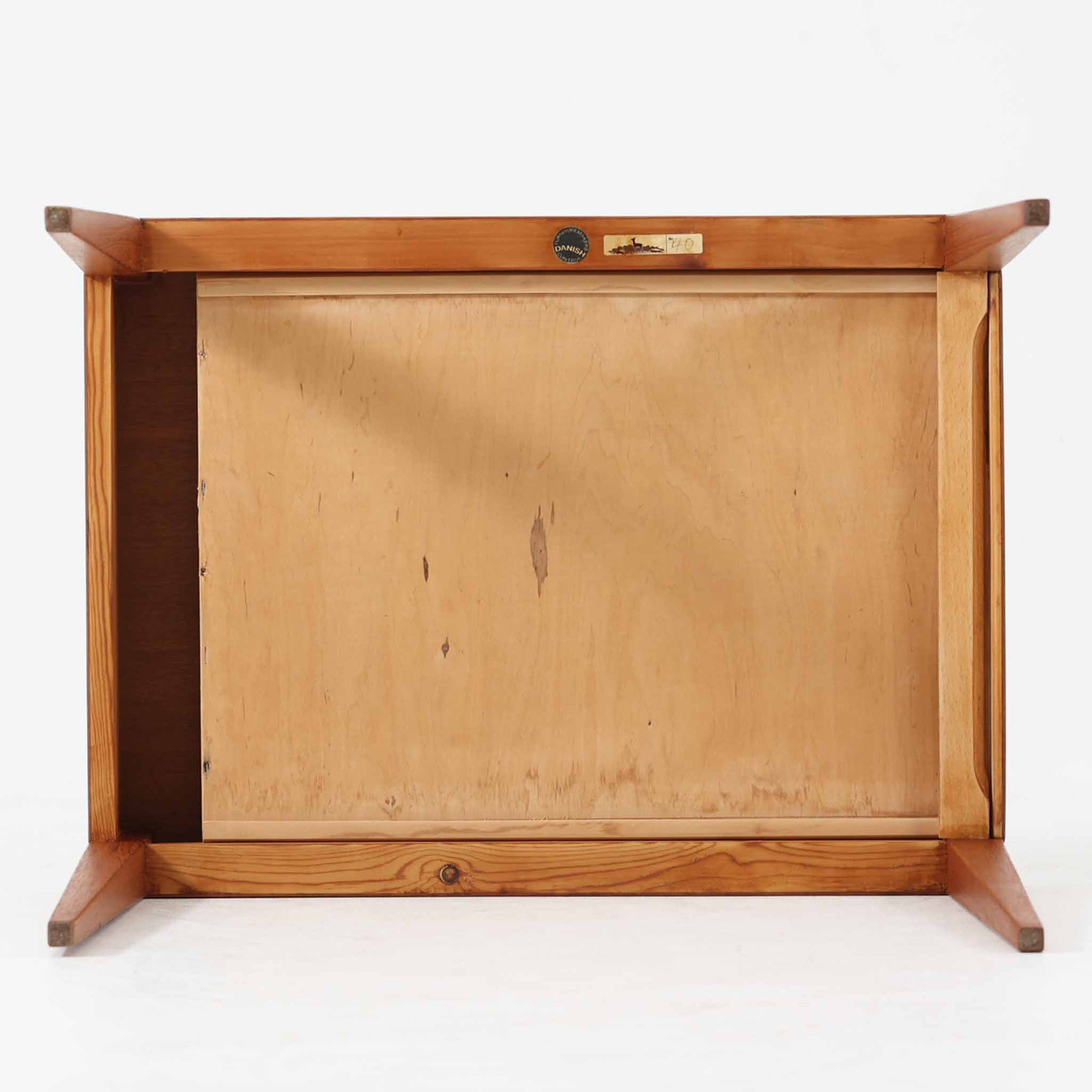 Severin Hansen Jr.によってデザインされ、Haslev社より製造されたこちらのサイドテーブルは、引き出しを備えた実用性と、シャープな面取りが際立つ意匠性を兼ね備えた一台です。チーク材の温もりある木目と、先細りのテーパードレッグが軽やかな印象を与え、繊細なジョイント仕上げからは北欧ビンテージ家具ならではの高いクラフトマンシップが感じられます。ベッドサイドやソファ横のアクセントとしてもおすすめです。