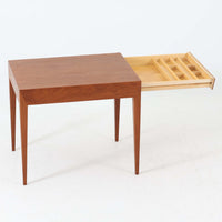 Severin Hansen Jr.によってデザインされ、Haslev社より製造されたこちらのサイドテーブルは、引き出しを備えた実用性と、シャープな面取りが際立つ意匠性を兼ね備えた一台です。チーク材の温もりある木目と、先細りのテーパードレッグが軽やかな印象を与え、繊細なジョイント仕上げからは北欧ビンテージ家具ならではの高いクラフトマンシップが感じられます。ベッドサイドやソファ横のアクセントとしてもおすすめです。