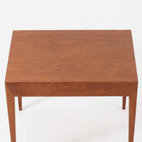 Severin Hansen Jr.によってデザインされ、Haslev社より製造されたこちらのサイドテーブルは、引き出しを備えた実用性と、シャープな面取りが際立つ意匠性を兼ね備えた一台です。チーク材の温もりある木目と、先細りのテーパードレッグが軽やかな印象を与え、繊細なジョイント仕上げからは北欧ビンテージ家具ならではの高いクラフトマンシップが感じられます。ベッドサイドやソファ横のアクセントとしてもおすすめです。