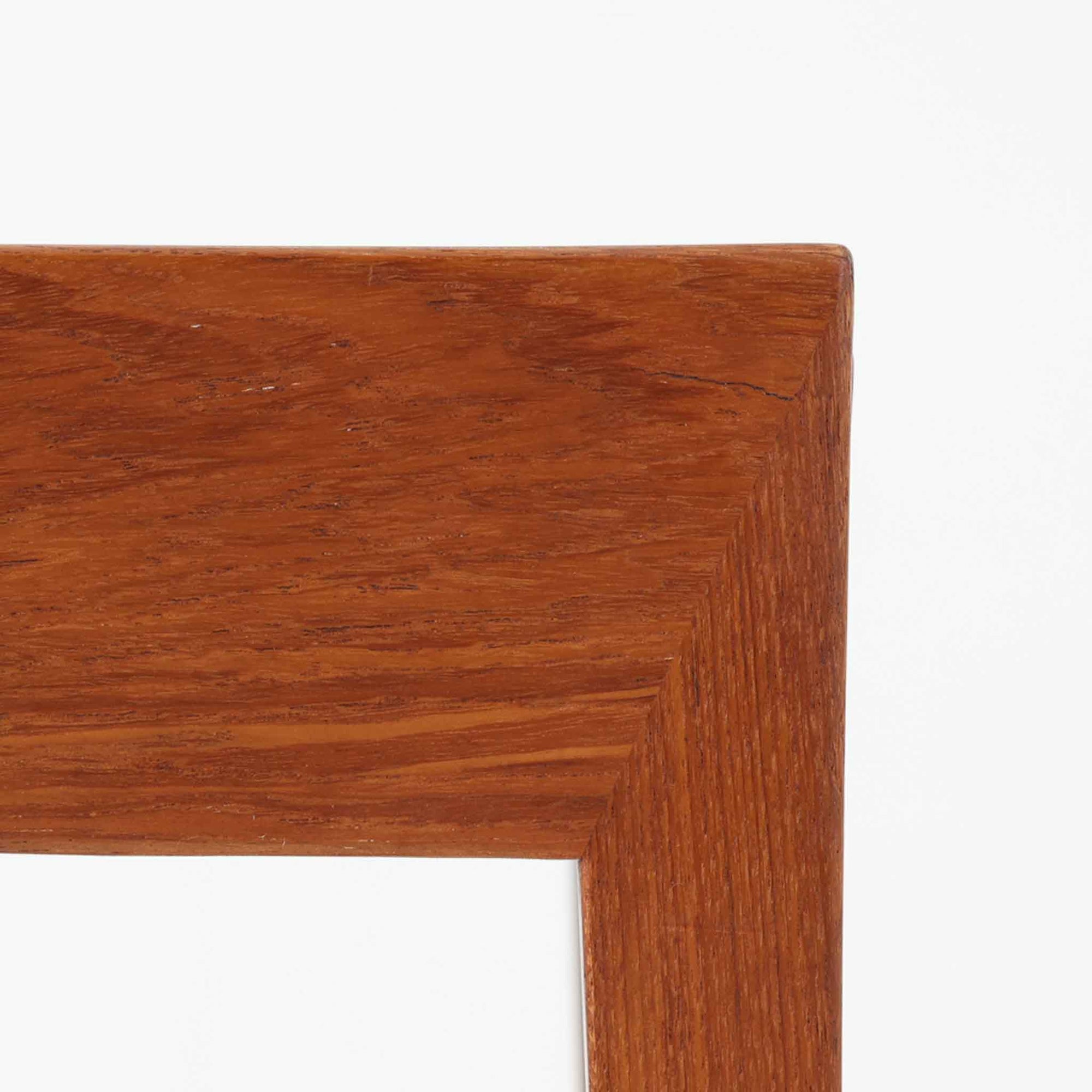 Severin Hansen Jr.によってデザインされ、Haslev社より製造されたこちらのサイドテーブルは、引き出しを備えた実用性と、シャープな面取りが際立つ意匠性を兼ね備えた一台です。チーク材の温もりある木目と、先細りのテーパードレッグが軽やかな印象を与え、繊細なジョイント仕上げからは北欧ビンテージ家具ならではの高いクラフトマンシップが感じられます。ベッドサイドやソファ横のアクセントとしてもおすすめです。