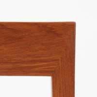 Severin Hansen Jr.によってデザインされ、Haslev社より製造されたこちらのサイドテーブルは、引き出しを備えた実用性と、シャープな面取りが際立つ意匠性を兼ね備えた一台です。チーク材の温もりある木目と、先細りのテーパードレッグが軽やかな印象を与え、繊細なジョイント仕上げからは北欧ビンテージ家具ならではの高いクラフトマンシップが感じられます。ベッドサイドやソファ横のアクセントとしてもおすすめです。