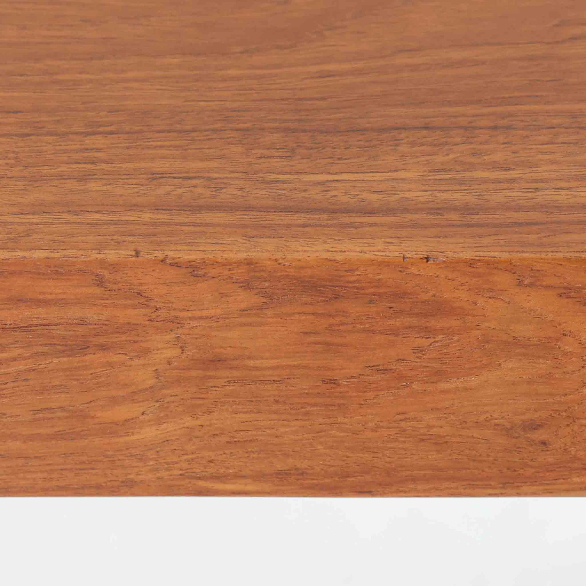 Severin Hansen Jr.によってデザインされ、Haslev社より製造されたこちらのサイドテーブルは、引き出しを備えた実用性と、シャープな面取りが際立つ意匠性を兼ね備えた一台です。チーク材の温もりある木目と、先細りのテーパードレッグが軽やかな印象を与え、繊細なジョイント仕上げからは北欧ビンテージ家具ならではの高いクラフトマンシップが感じられます。ベッドサイドやソファ横のアクセントとしてもおすすめです。