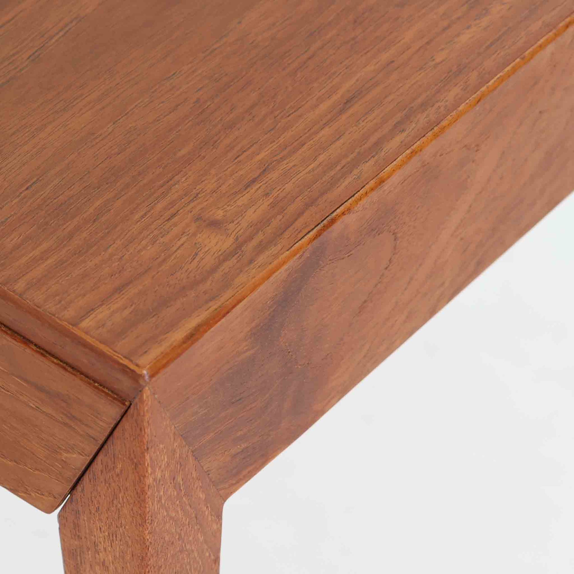 Severin Hansen Jr.によってデザインされ、Haslev社より製造されたこちらのサイドテーブルは、引き出しを備えた実用性と、シャープな面取りが際立つ意匠性を兼ね備えた一台です。チーク材の温もりある木目と、先細りのテーパードレッグが軽やかな印象を与え、繊細なジョイント仕上げからは北欧ビンテージ家具ならではの高いクラフトマンシップが感じられます。ベッドサイドやソファ横のアクセントとしてもおすすめです。