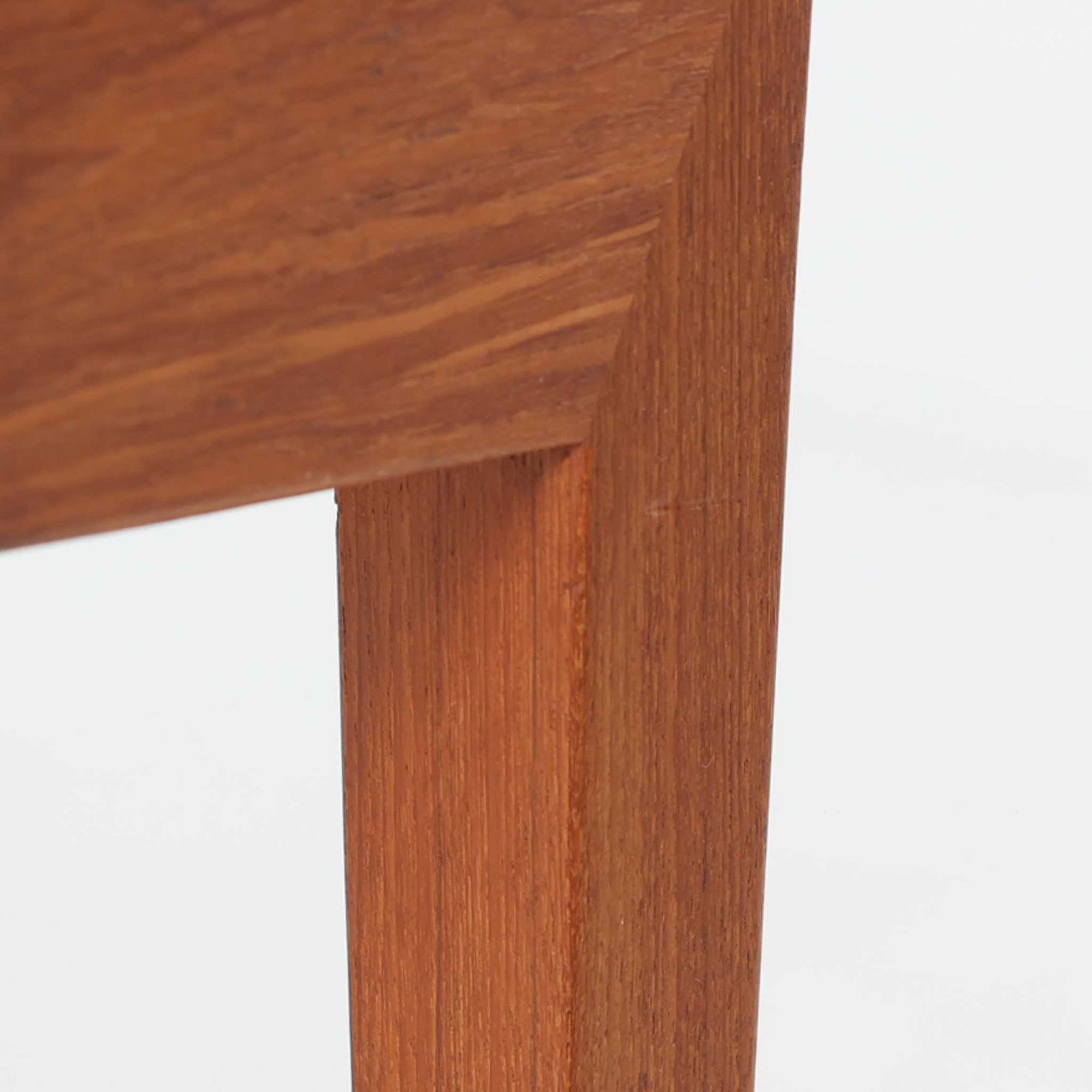 Severin Hansen Jr.によってデザインされ、Haslev社より製造されたこちらのサイドテーブルは、引き出しを備えた実用性と、シャープな面取りが際立つ意匠性を兼ね備えた一台です。チーク材の温もりある木目と、先細りのテーパードレッグが軽やかな印象を与え、繊細なジョイント仕上げからは北欧ビンテージ家具ならではの高いクラフトマンシップが感じられます。ベッドサイドやソファ横のアクセントとしてもおすすめです。