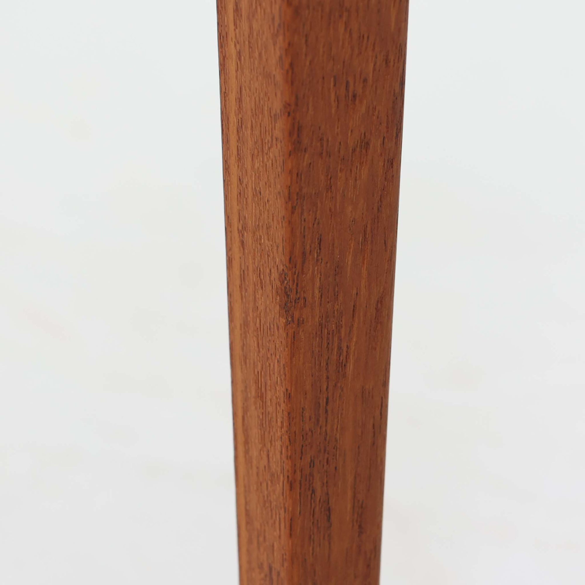 Severin Hansen Jr.によってデザインされ、Haslev社より製造されたこちらのサイドテーブルは、引き出しを備えた実用性と、シャープな面取りが際立つ意匠性を兼ね備えた一台です。チーク材の温もりある木目と、先細りのテーパードレッグが軽やかな印象を与え、繊細なジョイント仕上げからは北欧ビンテージ家具ならではの高いクラフトマンシップが感じられます。ベッドサイドやソファ横のアクセントとしてもおすすめです。