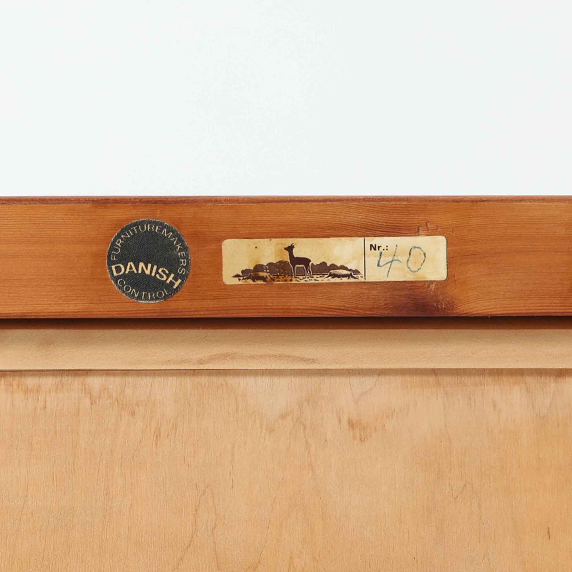 Severin Hansen Jr.によってデザインされ、Haslev社より製造されたこちらのサイドテーブルは、引き出しを備えた実用性と、シャープな面取りが際立つ意匠性を兼ね備えた一台です。チーク材の温もりある木目と、先細りのテーパードレッグが軽やかな印象を与え、繊細なジョイント仕上げからは北欧ビンテージ家具ならではの高いクラフトマンシップが感じられます。ベッドサイドやソファ横のアクセントとしてもおすすめです。