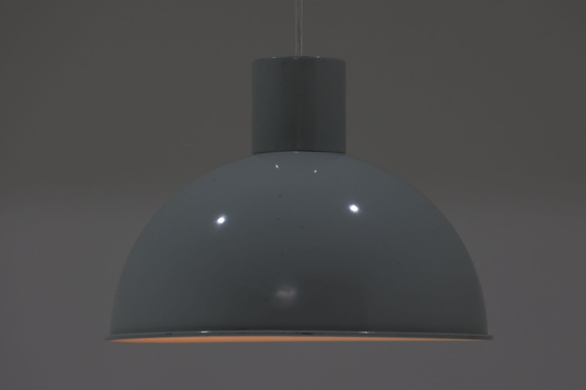 1970年代初頭にJo Hammerborgによってデザインされた「Bunker」です。3種類のサイズ展開があり、こちらは真ん中のmidiサイズです。金属に光沢のあるライトグレー色(ホワイトに近く淡いグレーです)で塗装されています。Fog & morup社が1980年代にLyskaer社に買収された後も「Bunker」の販売はあった様ですが、Fog & morup社の物とは形状が少し異なっています。こちらの照明は現地ディーラーよりFog & morup社で1970年代に作成された物と聞いております。