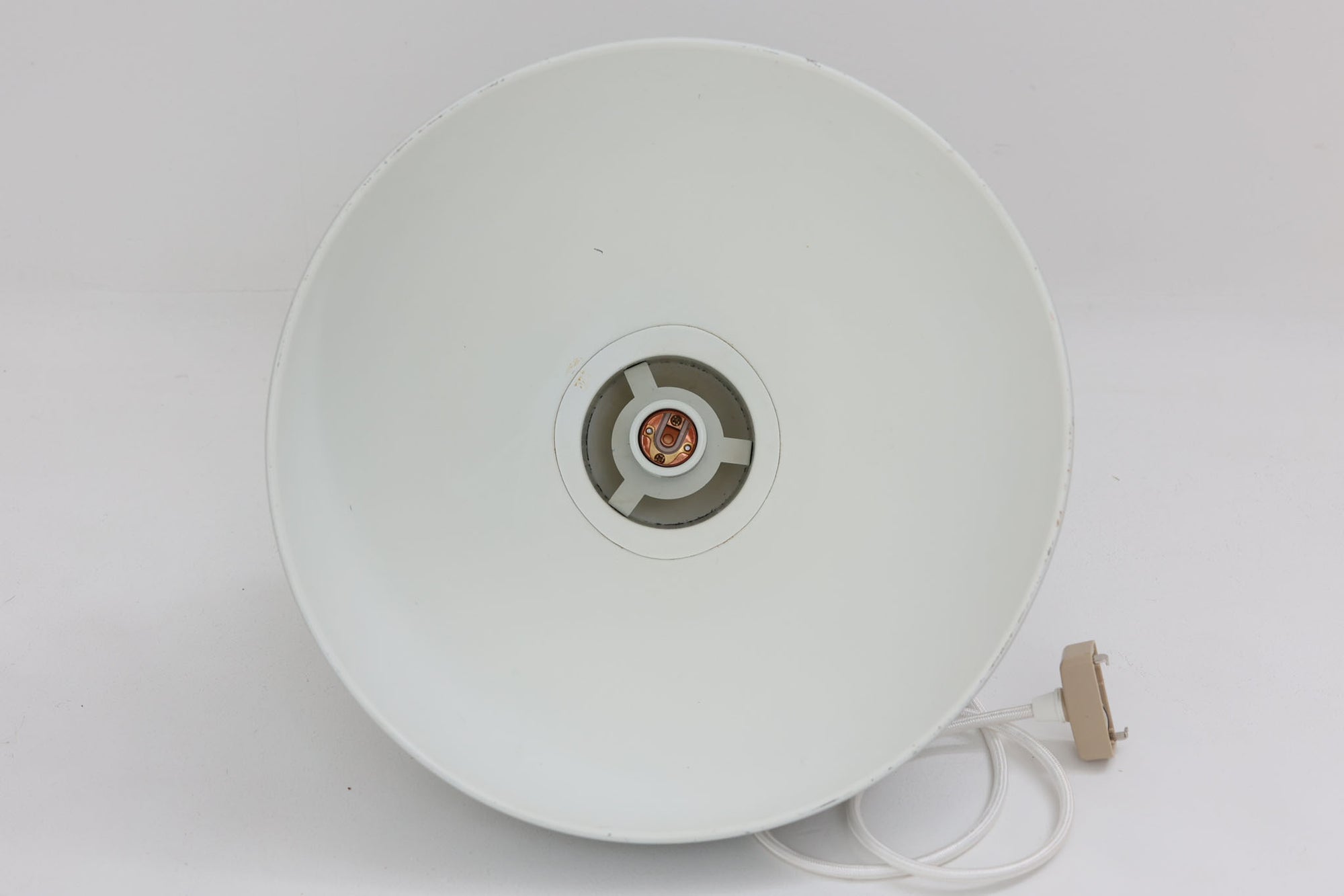 1970年代初頭にJo Hammerborgによってデザインされた「Bunker」です。3種類のサイズ展開があり、こちらは真ん中のmidiサイズです。金属に光沢のあるライトグレー色(ホワイトに近く淡いグレーです)で塗装されています。Fog &amp; morup社が1980年代にLyskaer社に買収された後も「Bunker」の販売はあった様ですが、Fog &amp; morup社の物とは形状が少し異なっています。こちらの照明は現地ディーラーよりFog &amp; morup社で1970年代に作成された物と聞いております。