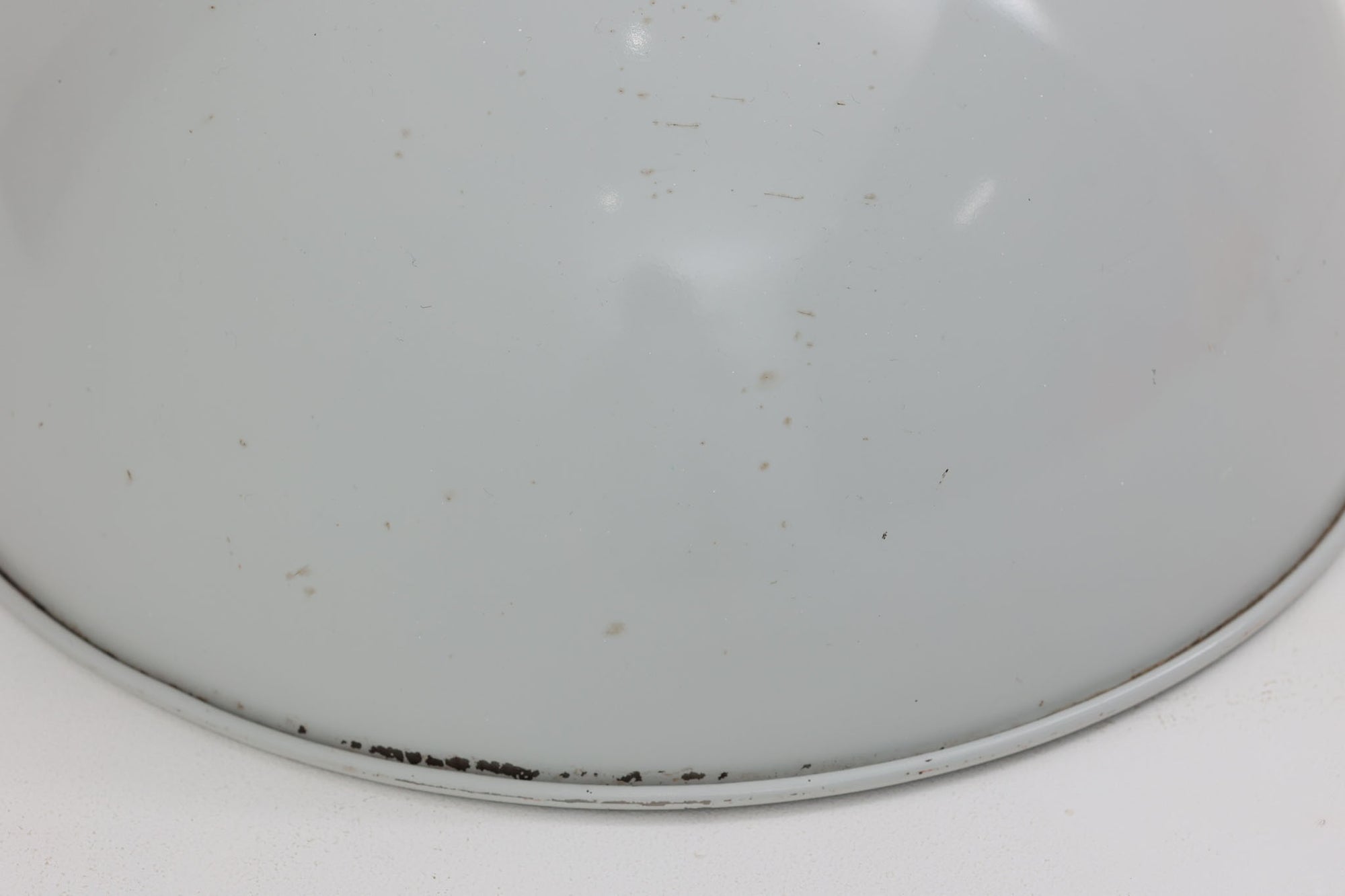 1970年代初頭にJo Hammerborgによってデザインされた「Bunker」です。3種類のサイズ展開があり、こちらは真ん中のmidiサイズです。金属に光沢のあるライトグレー色(ホワイトに近く淡いグレーです)で塗装されています。Fog &amp; morup社が1980年代にLyskaer社に買収された後も「Bunker」の販売はあった様ですが、Fog &amp; morup社の物とは形状が少し異なっています。こちらの照明は現地ディーラーよりFog &amp; morup社で1970年代に作成された物と聞いております。