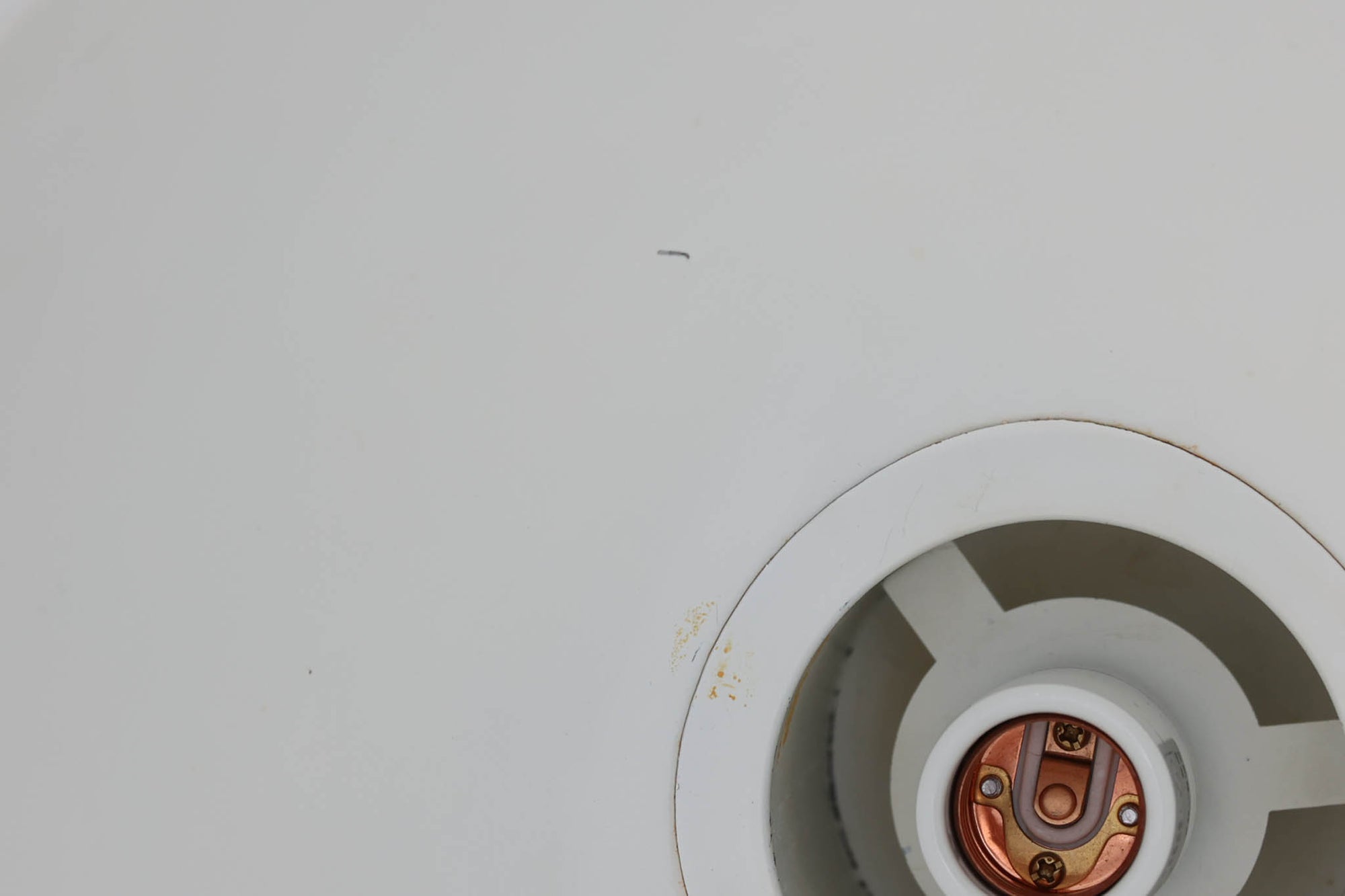 1970年代初頭にJo Hammerborgによってデザインされた「Bunker」です。3種類のサイズ展開があり、こちらは真ん中のmidiサイズです。金属に光沢のあるライトグレー色(ホワイトに近く淡いグレーです)で塗装されています。Fog &amp; morup社が1980年代にLyskaer社に買収された後も「Bunker」の販売はあった様ですが、Fog &amp; morup社の物とは形状が少し異なっています。こちらの照明は現地ディーラーよりFog &amp; morup社で1970年代に作成された物と聞いております。