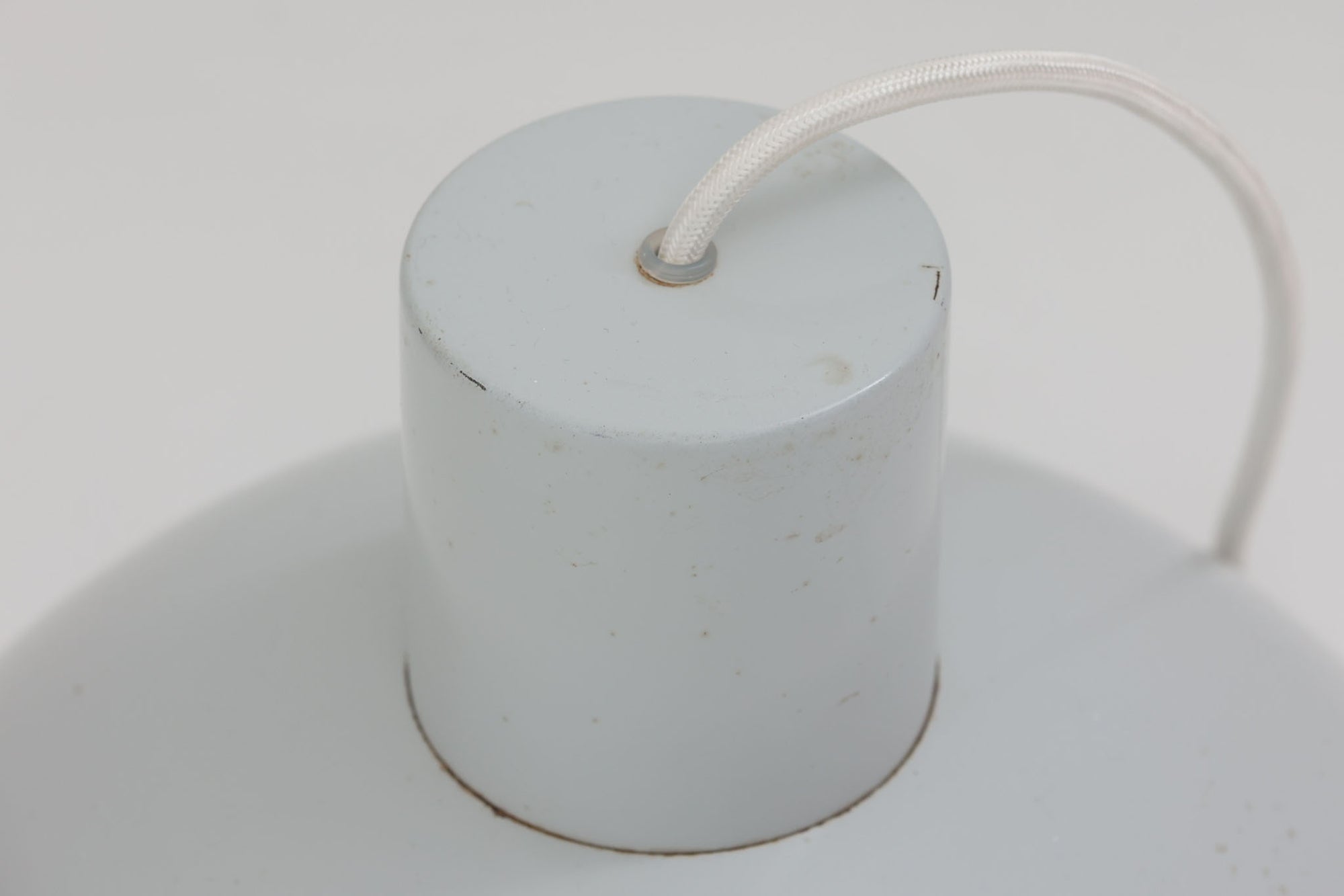 1970年代初頭にJo Hammerborgによってデザインされた「Bunker」です。3種類のサイズ展開があり、こちらは真ん中のmidiサイズです。金属に光沢のあるライトグレー色(ホワイトに近く淡いグレーです)で塗装されています。Fog &amp; morup社が1980年代にLyskaer社に買収された後も「Bunker」の販売はあった様ですが、Fog &amp; morup社の物とは形状が少し異なっています。こちらの照明は現地ディーラーよりFog &amp; morup社で1970年代に作成された物と聞いております。