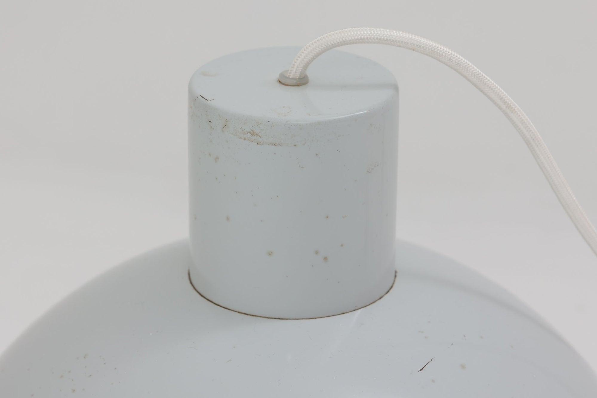 1970年代初頭にJo Hammerborgによってデザインされた「Bunker」です。3種類のサイズ展開があり、こちらは真ん中のmidiサイズです。金属に光沢のあるライトグレー色(ホワイトに近く淡いグレーです)で塗装されています。Fog &amp; morup社が1980年代にLyskaer社に買収された後も「Bunker」の販売はあった様ですが、Fog &amp; morup社の物とは形状が少し異なっています。こちらの照明は現地ディーラーよりFog &amp; morup社で1970年代に作成された物と聞いております。